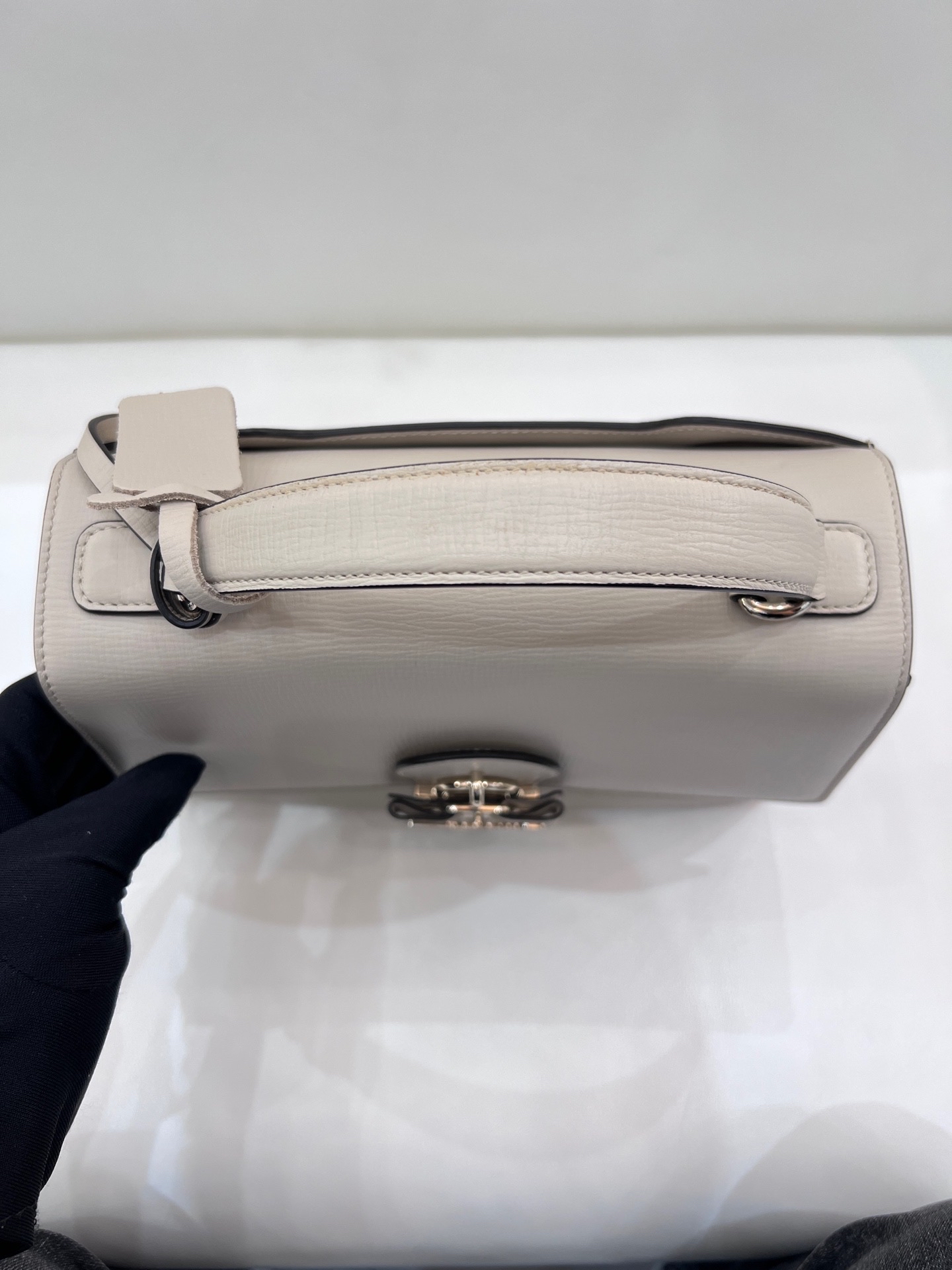 【預訂貨品】閒置新⭐️  Ferragamo Letty系列米白色牛皮斜孭包