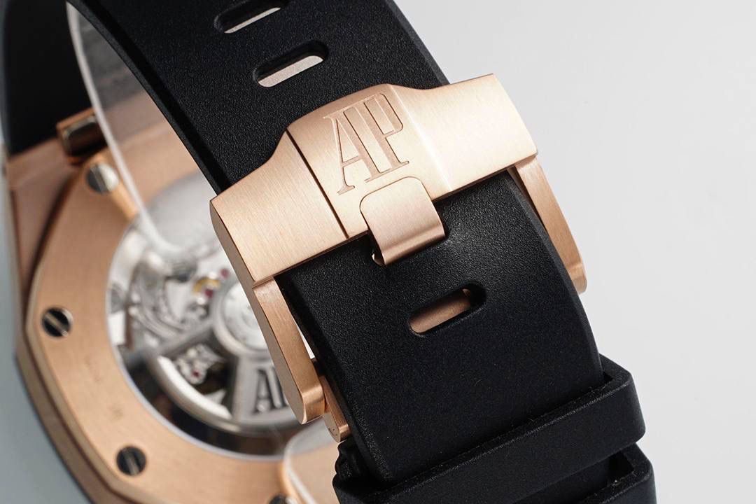 独家开发爱彼皇家橡树离岸系列26420，购入原装1.1打造💯🔥全表采用德国最新cnc技术，每个细节都同步原装，表带表扣通用原装技术实现快拆技术可同原装互换，字面采用最新款纵横格纹面，上手霸气豪华，机芯使用最强丹东机芯外观复刻原装4401机芯实现正面反面与原装难分雌雄。首批数量有限先到先得。首批颜色分别为，1，玫瑰金熊猫眼，2，最火沙漠黄烟熏盘，3，经典蓝盘白眼，4灰盘蓝眼睛，5，经典百搭白熊猫。