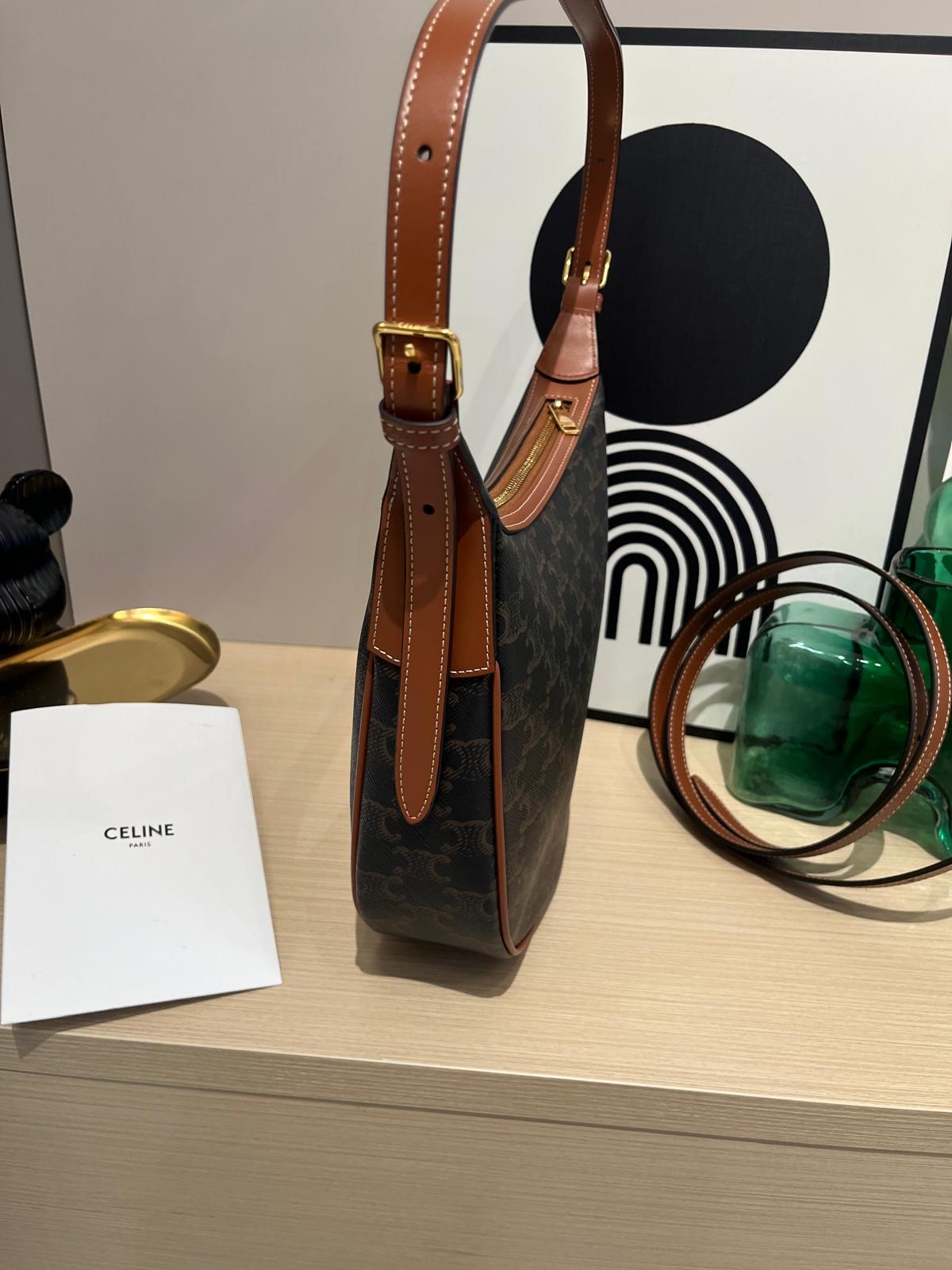 CELINE HELOISE HOBO 100%Authentic,98%new   ✅專門店收據✅2 Strap✅Dust bag 