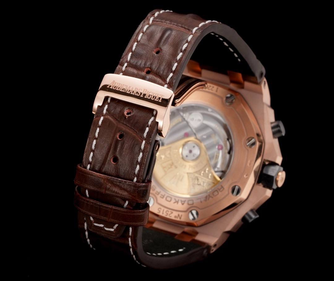 TK Factory皇家橡树离岸型26400/26238/26470系列正式登场！款式最全，做工最好的爱彼计时款腕表来了，有做工好的顶级货，廉价的小厂货就别去考虑了！ 1，机芯采用12位小秒的定制版3126计时机芯，完美还原原版所有功能。经过精密打磨，大大加强了其稳定性。 2，其中碳纤维系列表壳采用全新碳纤维复合材料——「Carbon TPT® B.4」打造，这种高科技材料比常规 Carbon TPT® 密度提高4%，纤维硬度提升15%，树脂强度提升30%，材料结构经过各项异性优化，保持轻盈同时无比坚韧，提供迄今最强的抗冲击性能。 3，字面颜色均采用目前最先进电镀技术，非几年前的简单喷漆技术。每一个巧克力格纹装饰，通过CNC级别打磨，无限接近原版。 4，同步原版搭载微微活动头粒，胶带采用进口氟橡胶材质，皮带采用美洲鳄鱼皮材质，更加耐磨耐造。