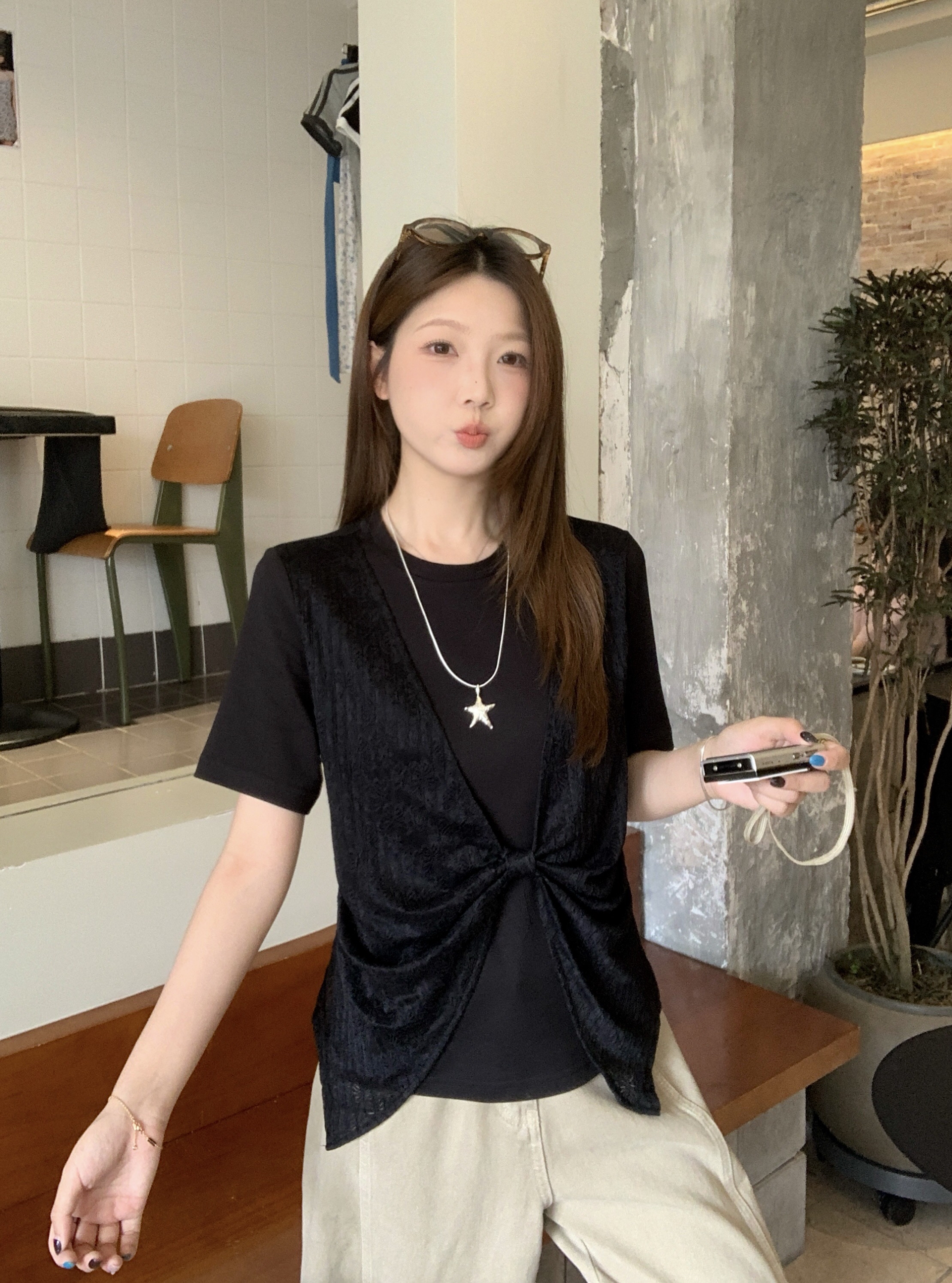 B420(8006) 韩版假两件拼接前部蕾丝V领扭结黑白上衣