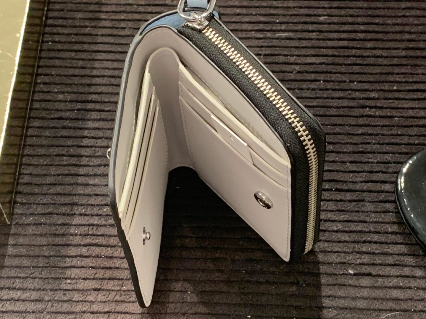 ✈️🇺🇸🇨🇦柔和舒服嘅天空粉藍色Marc Jacobs 短摺銀包現貨🩵🩵