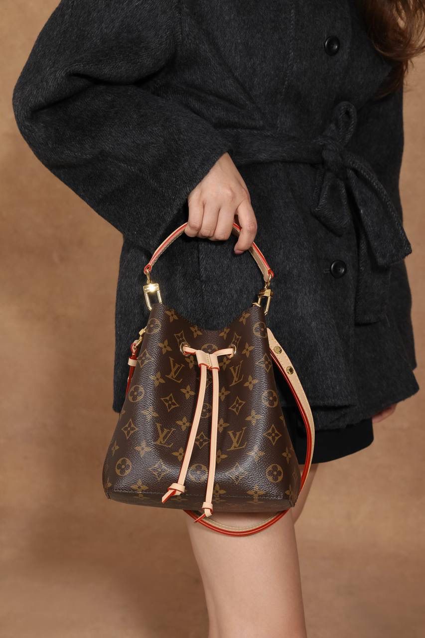 LV水桶包 BB🎀 这款 小水桶 NÉONOÉ BB 真的很吸睛，一看就会心动 😍✨ 📏 尺寸 20 × 20 × 13cm 小巧可爱 🥰，但容量 surprisingly OK～ 手机、钱包、钥匙、口红通通放得下， 出门完全没压力 💄📱