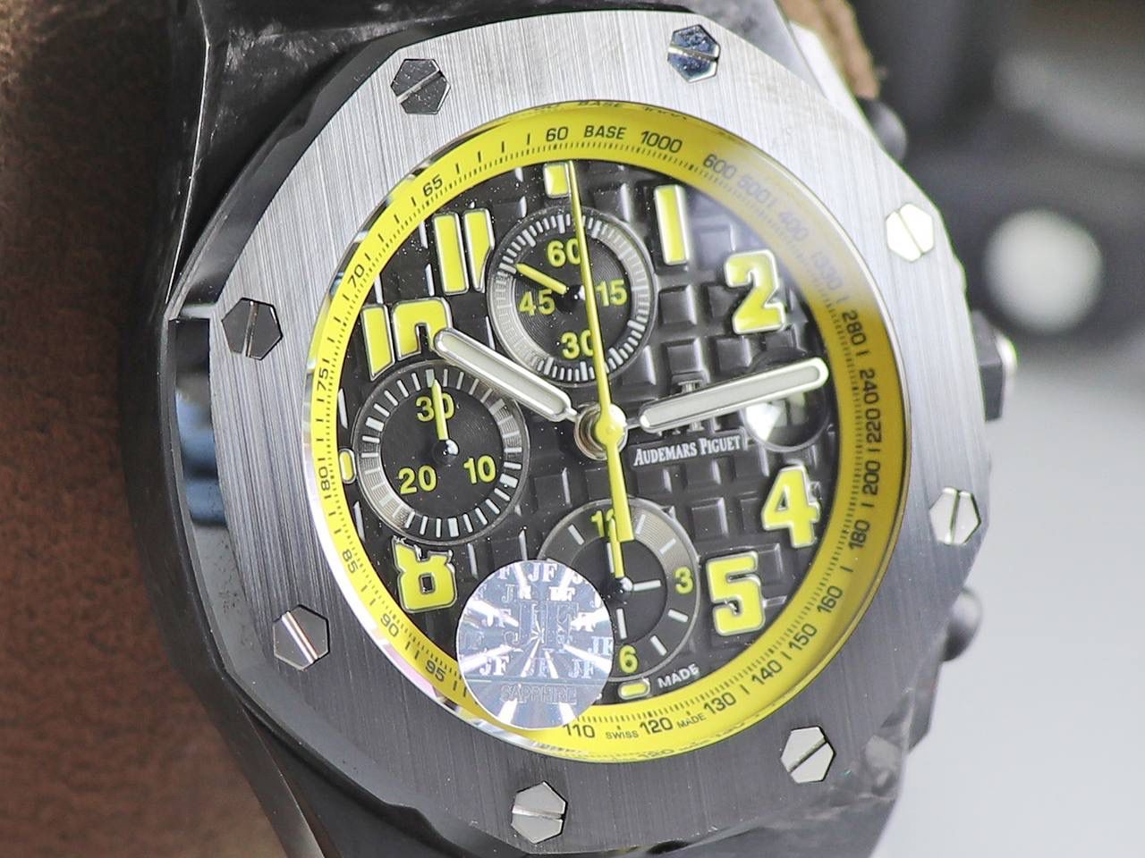 A P大黄蜂v2版，锻造碳壳套 陶瓷圈口 陶瓷后盖[得意] A P唯一一款陶瓷后盖的毒物 钛合金表扣 42毫米直径🔥💯