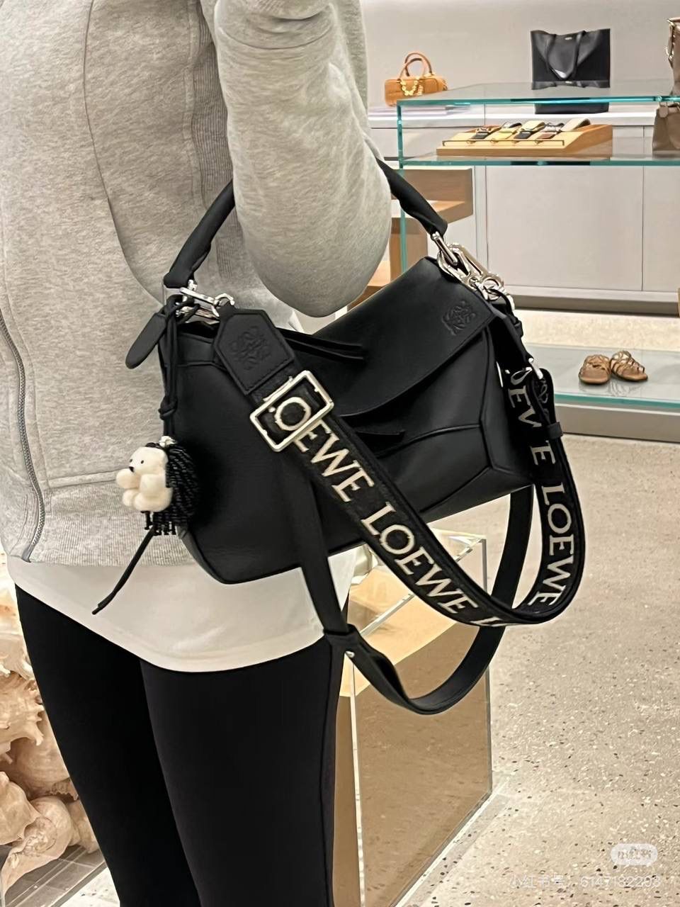 𝐀𝐧𝐚𝐠𝐫𝐚𝐦 刺绣肩带「黑沙色」 👈 全新升级上线♻️ 尺寸:𝟗𝟗-𝟒𝐜𝐦（长度可调节） 编码：182323