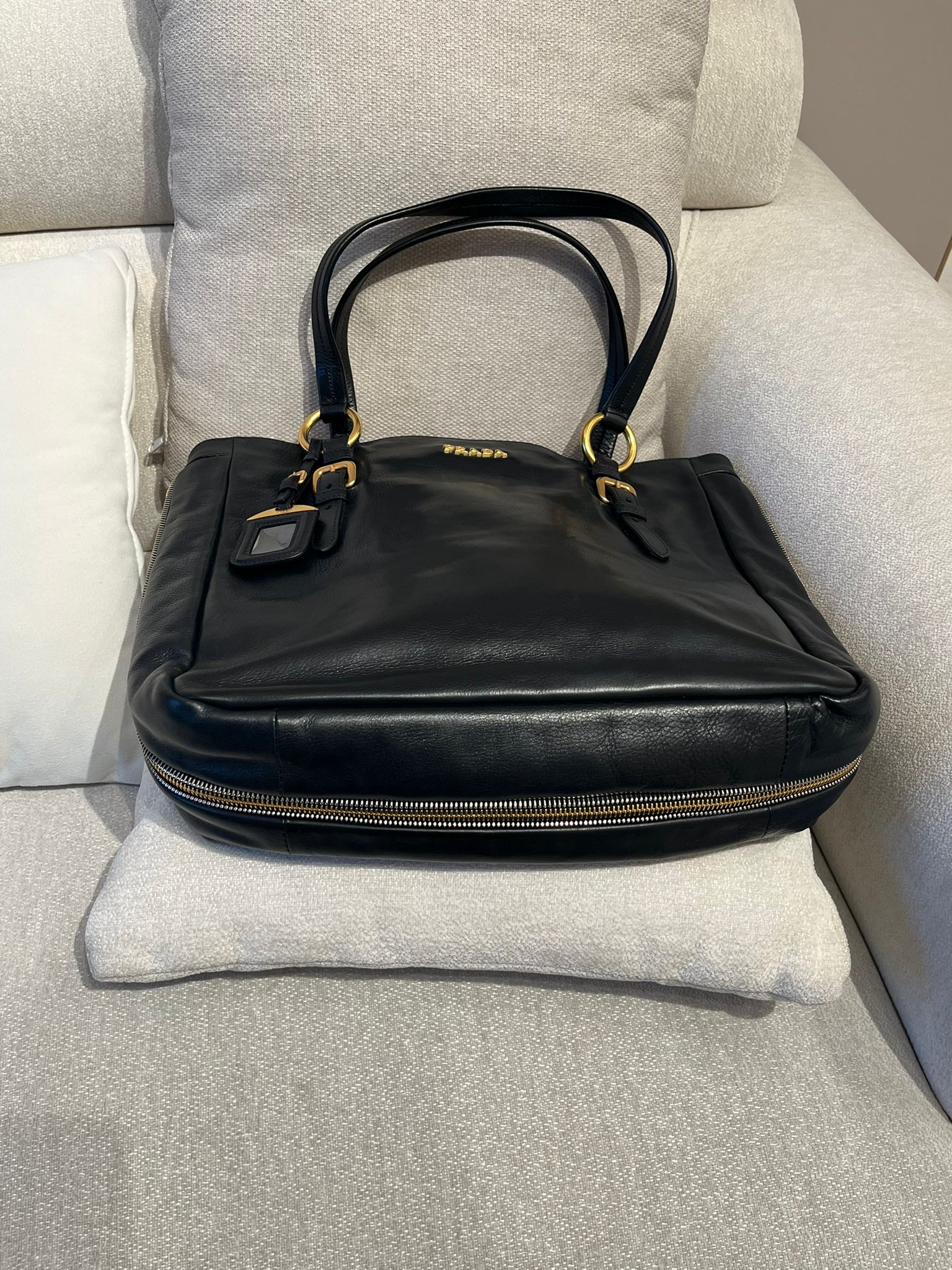 Prada calfskin SHOULDER BAG  100%Authentic,98%new  ✅Dust bag
