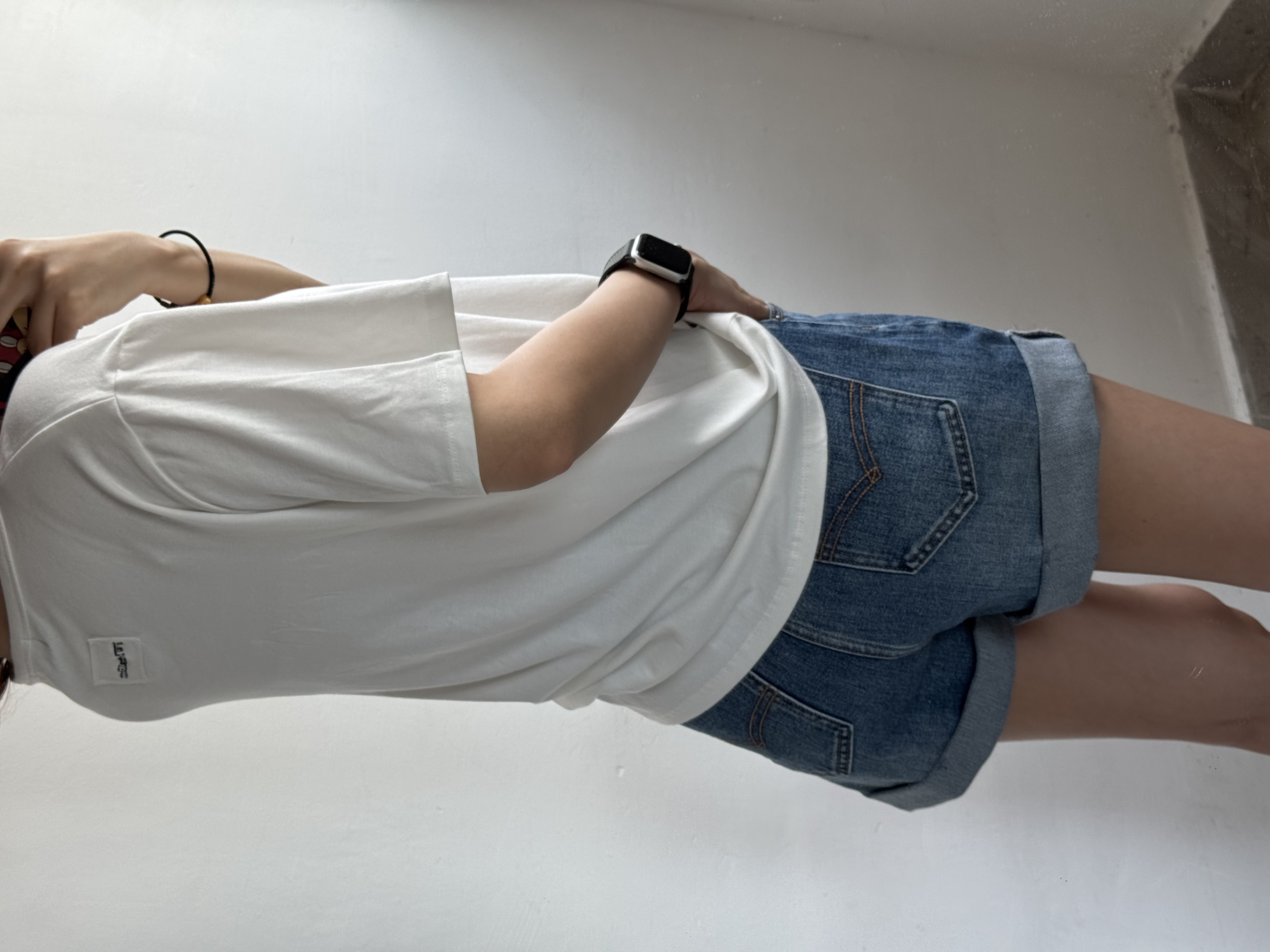 窩釘小V領穿洞Tee