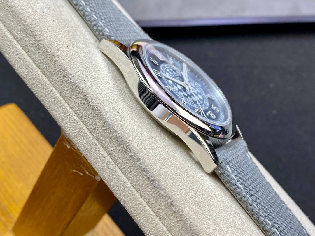 全新推出升级V2版 PP百达翡丽6007A-001Calatrava(普朗莱乌特制表大楼纪念款).V2版颜色经过数次调配，终于显示了PP独家的灰蓝色(既不灰，也不蓝)，100%还原百达翡丽的“蓝色贵族”.✨✨ 腕表40MM采用不锈钢材质的表壳以及宽阔的弧形表圈设计，线条优雅细节到位，十分醒目。充满动感活力的表盘结构，具有“碳型”菱格纹理和LOGO的机镂圆盘，三角形标记的轨道式刻度环，压嵌式阿拉伯立体字块，整体的灰蓝色沉稳典雅。蓝宝石水晶透盖上刻有Calatrava十字星图案和“New Manufacture2019”字样。搭载了兄弟厂PPF独家定制的第三代Cal.324SC一体机芯，配备硅游丝。动力储存 45 小时。表带白色缝线的小牛皮也独具特色，经压花处理，呈现出纺织面料纹理，有强烈的运动感🏃‼️