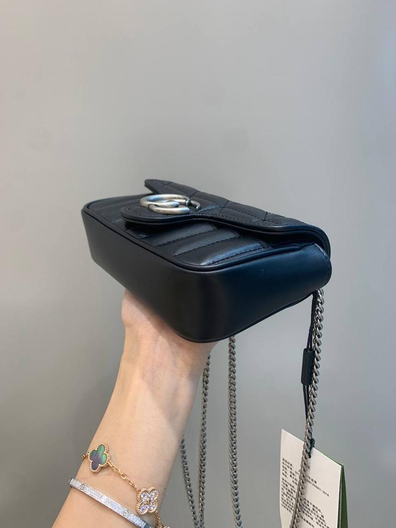 新背景实拍正品级 。几何系列黑色16.5cm‼️ 公认最百搭的黑色，无论什么，黑色都是可以闭眼入不踩雷的颜色，新花样新感觉，搭配银色五金也是绝配，棱格饱满度绝对很加分‼️ 型号476433；尺寸16.5/10/4.5cm