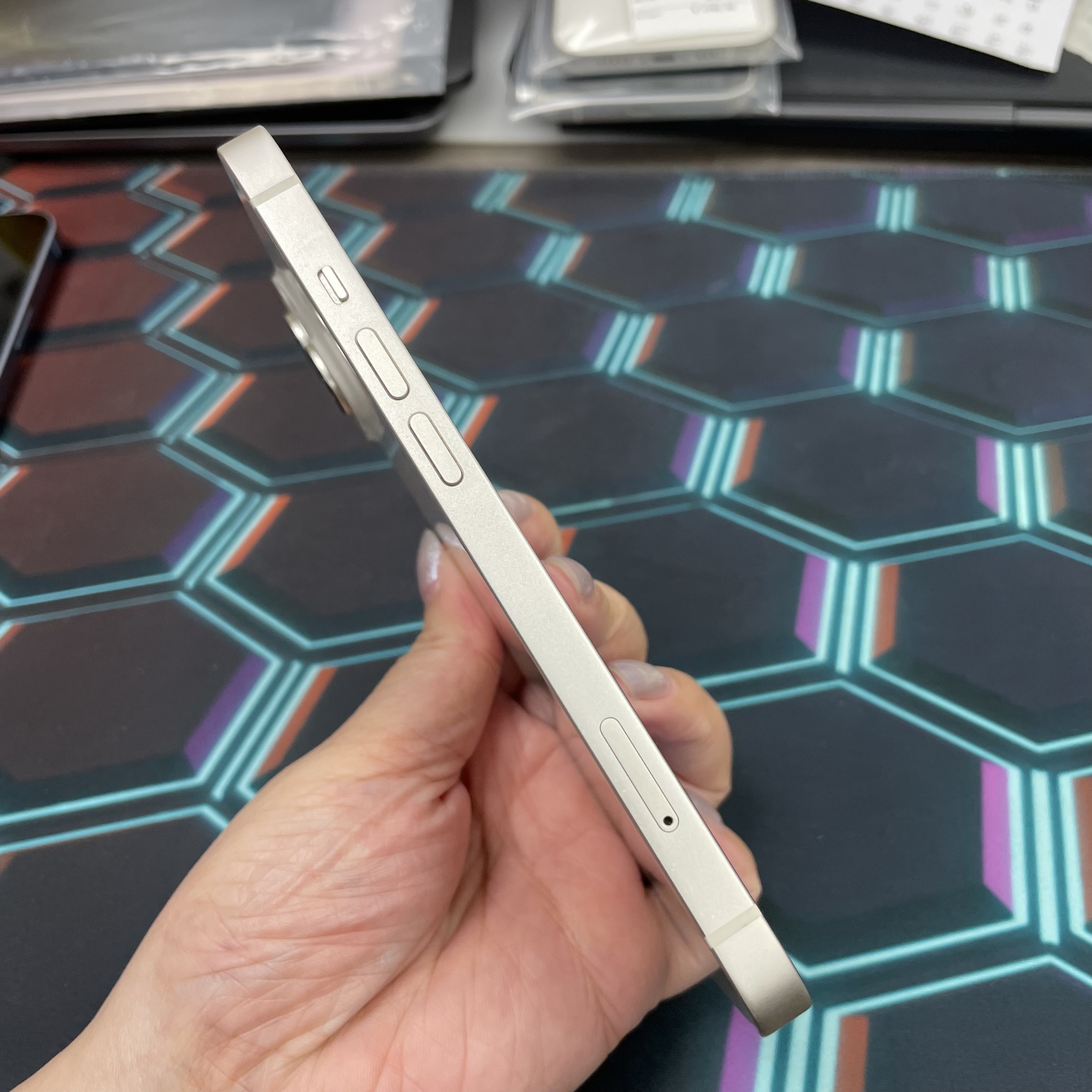 *6994 14 勁靚機 256GB 電77 白色 white