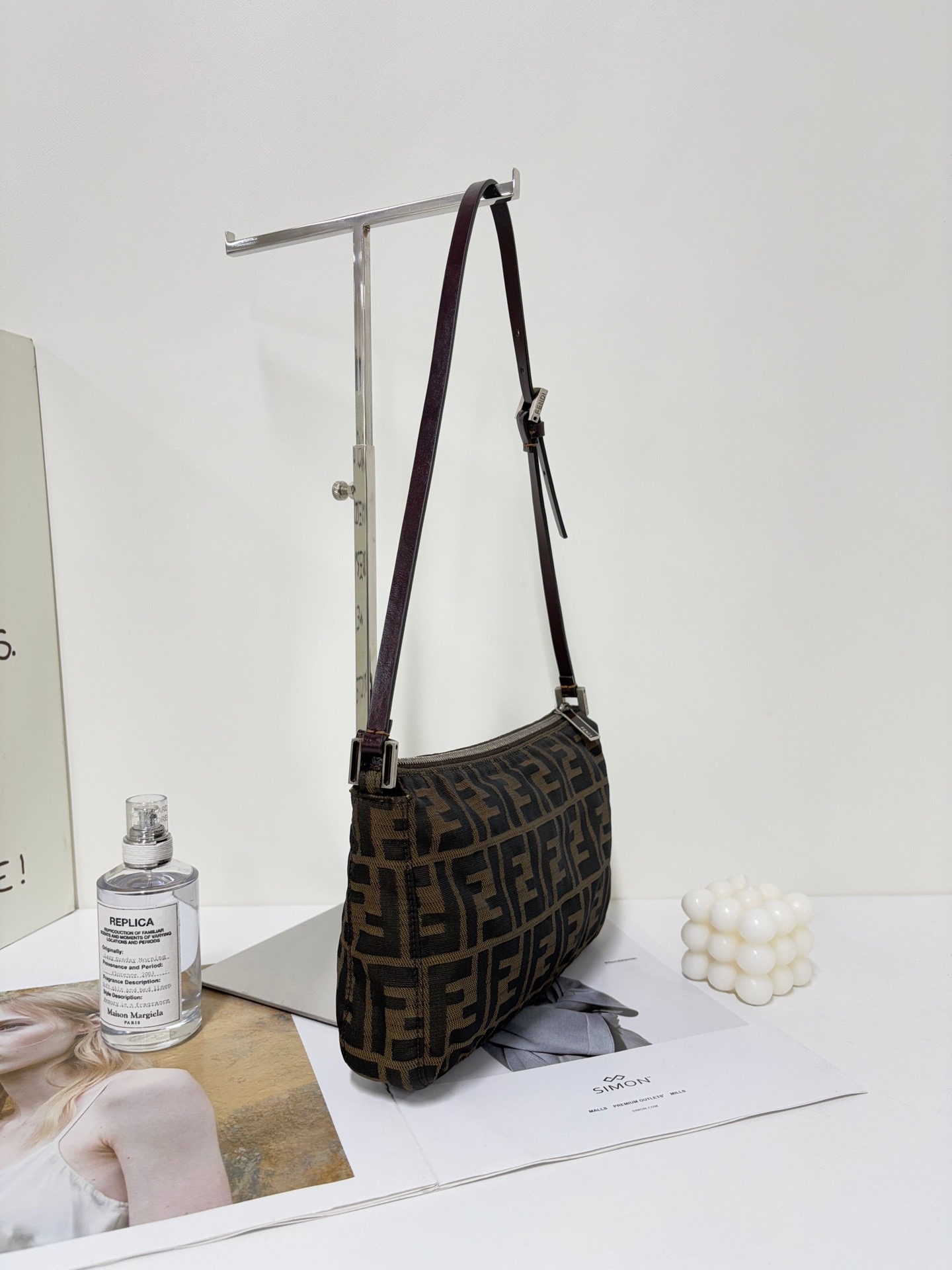 【預訂貨品】Fendi老花法棍腋下包