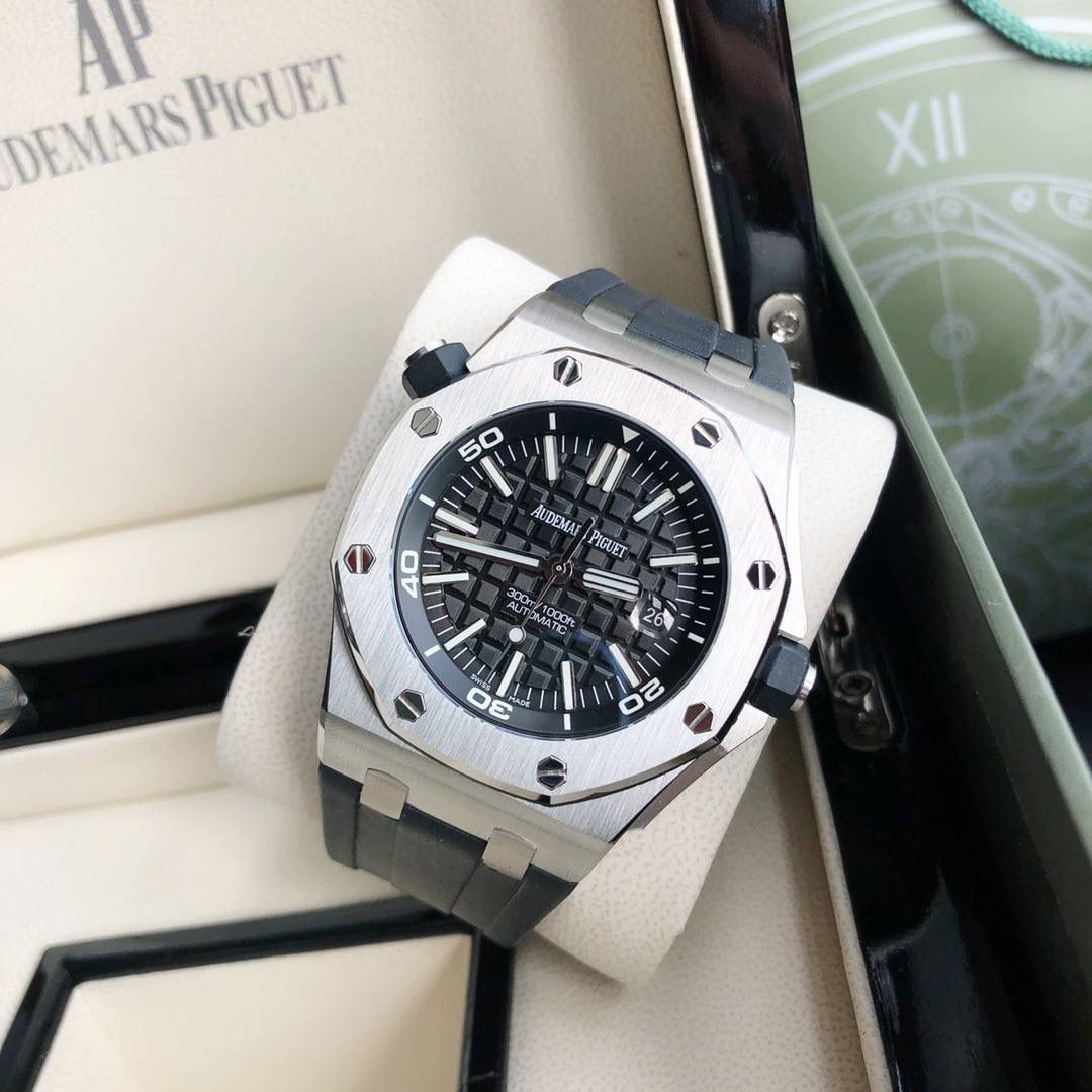 AP皇家橡树离岸型，型号15703，出自当代最伟大的钟表大师（没有之一）尊达之手，设计粗旷张扬，特殊的八角形舷窗表圈用8颗六角螺钉与表壳紧密结合，辨识度极高，且极具稳定性，内胆结构设计更使它具备不慎防磁和卓越的潜水性能，保护机芯的稳定性！十点钟方向的黑色表把可以调字面里的数字圈，潜水爱好者应该懂它的作用！300m防水，超强夜光！字面上的凸状格子有映射圈从内向外扩散，立体细腻的效果非市面上普通货所能比极！虽然此款表的配件通过我们的渠道有部分出自AP国内代工厂，可机芯部分，作为世界排名第二的腕表品牌，该品牌机芯全部自产且只在瑞士组装，全球的AP产品机芯售后问题也只能发回瑞士！因此我们用瑞士进口ETA-2836代替！该款机芯参数大家可自行百度，稳定性毋庸置疑‼️