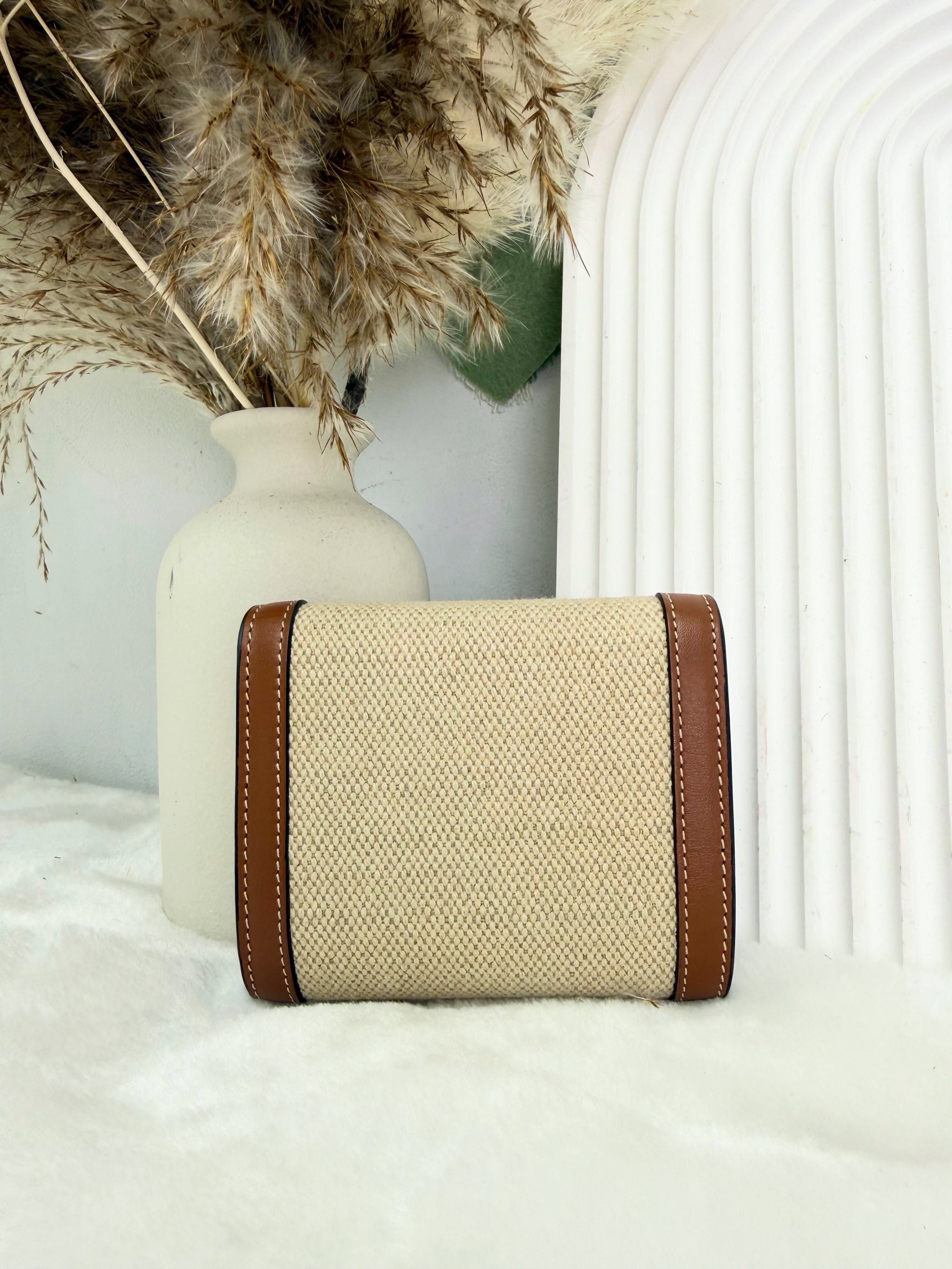 Celine👜 PRE OWNED 🛍️米白帆布拼啡色金扣短銀包 有盒有塵袋 