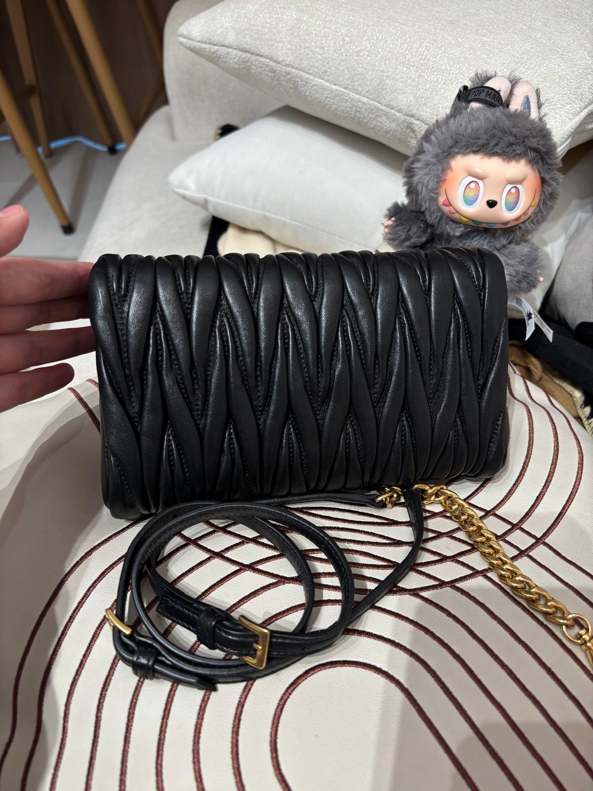 未使用品 MIU MIU SHOULDER BAG 黑金斜孭袋 ,100%Authentic,unused ✅box