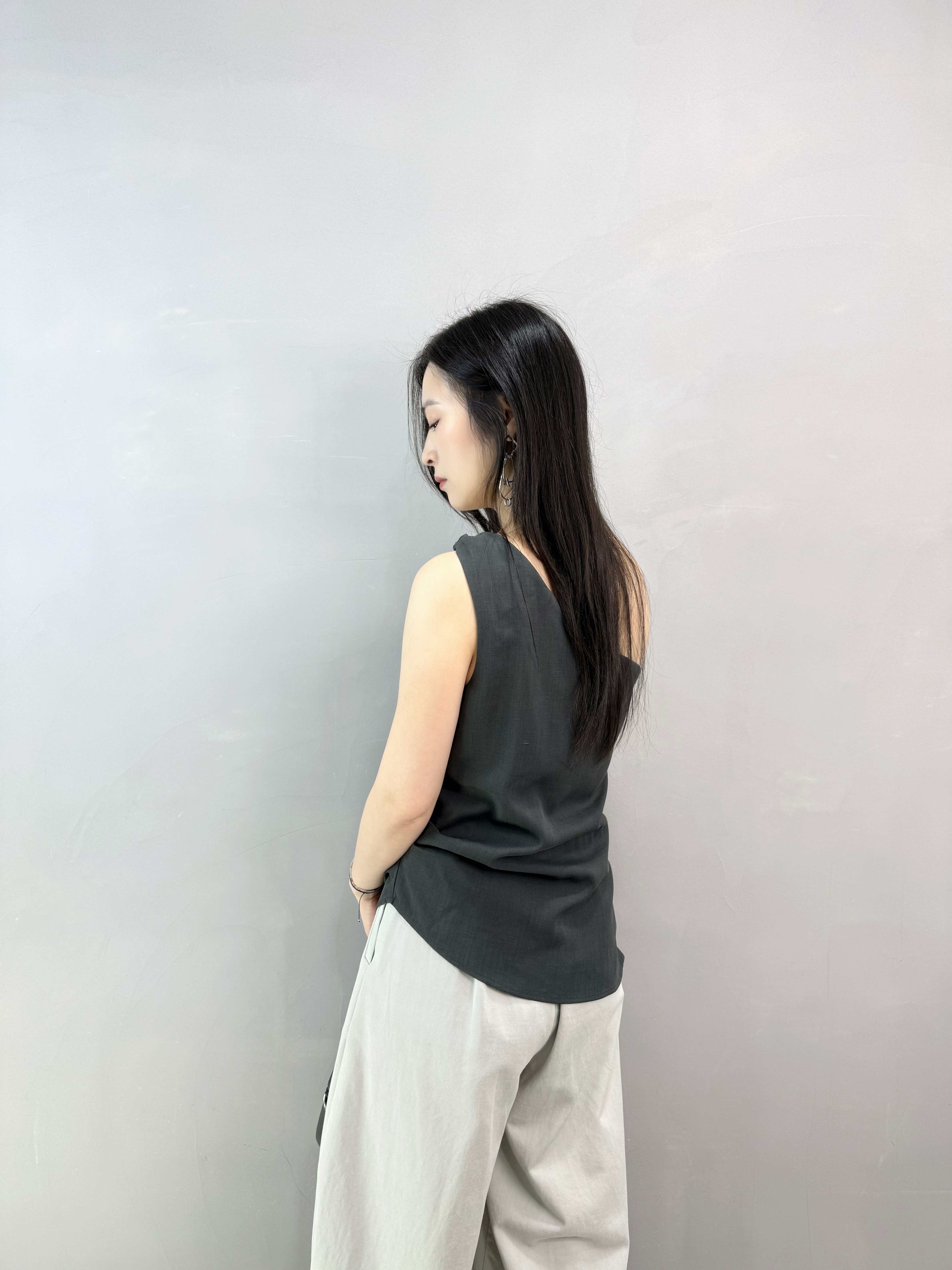 M78 扭膊斜領背心