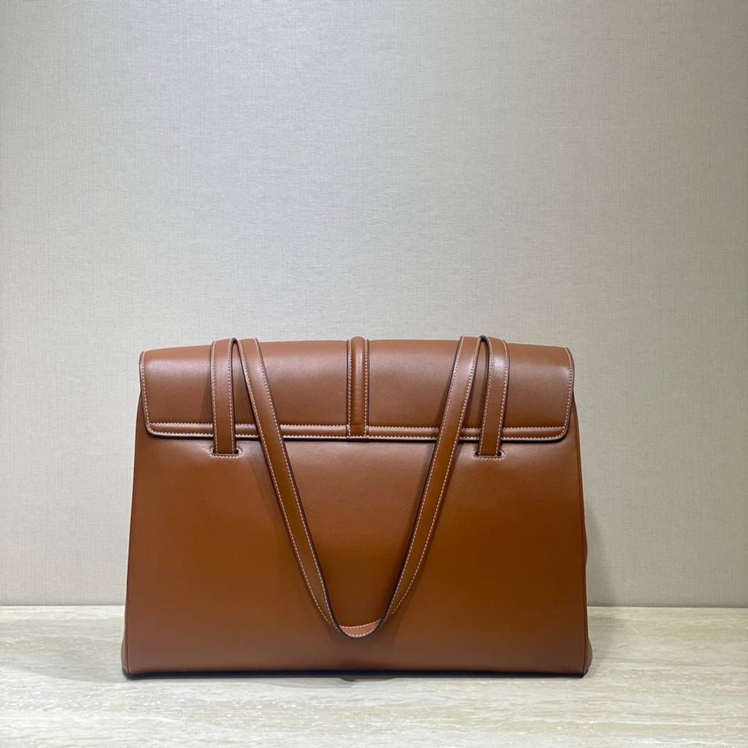 🔥大货实拍图 𝗖𝗘𝗟𝗜𝗡𝗘♥𝟭𝟲 𝗦𝗢𝗙𝗧大号 型号：194043 尺寸：38*26*18cm