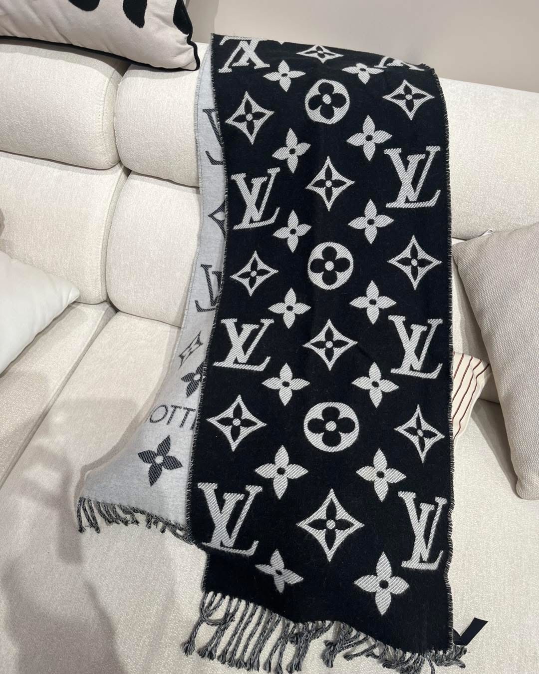 LV scarf Wool Scarf M77853 羊毛頸巾size:194x35cm 100% Authentic, 98%new ✅box