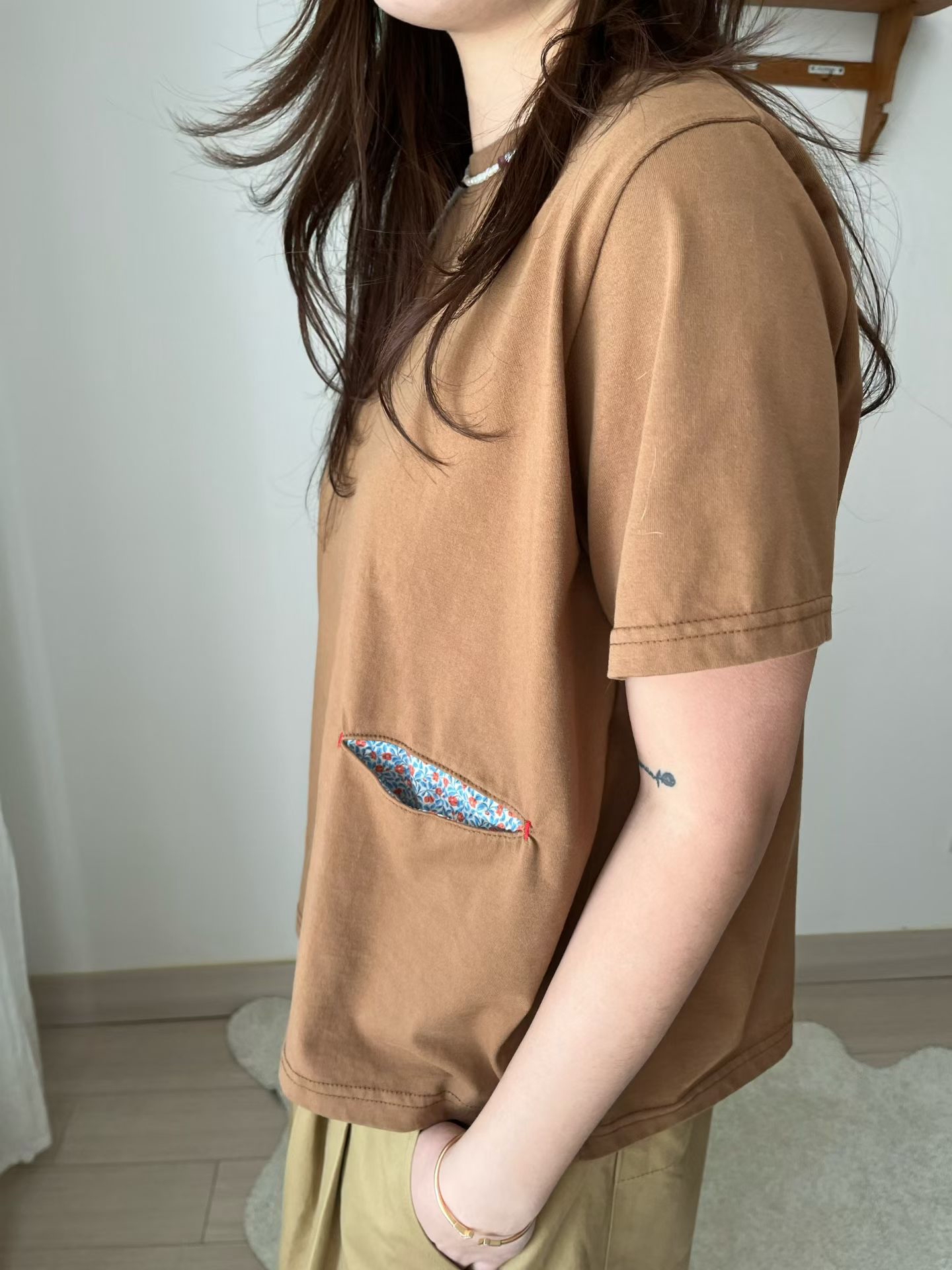 AT ON 花布袋口tee