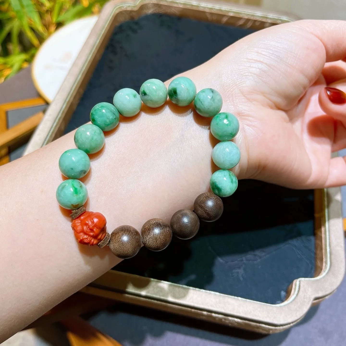 天然A貨翡翠沉香手鍊 顏色辣綠，水頭好