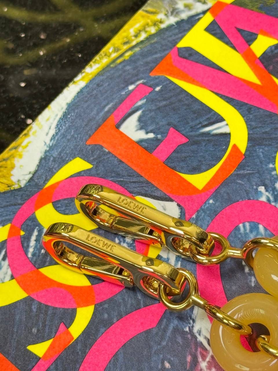 玉饰⛓️链条肩带（黄色） 尺寸：68×1.6×0.5cm 编码：182323 秀场甜甜圈链条同系肩带，进一步突出了手袋的造型高，引入了鲜明活泼的精神态度😉。