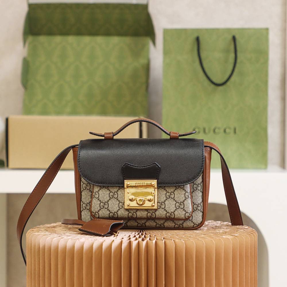 𝐩𝐚𝐝𝐥𝐨𝐜𝐤小锁扣邮差包#658487#正品皮 ✔️尺寸：21*14*5cm 𝐩𝐚𝐝𝐥𝐨𝐜𝐤新品锁头邮差包， 超赞的设计，拼色灵感源自典藏设计， 为邮差包造型再添惊艳之作， 经典的𝐩𝐚𝐝𝐥𝐨𝐜𝐤标志性小锁扣， 经典的配色，更让人韵味十足， 容量更加人性化的分层收纳， 让你日常使用更加便捷舒适！ 超级种草，又是一个大爆款的节奏！🔥🔥