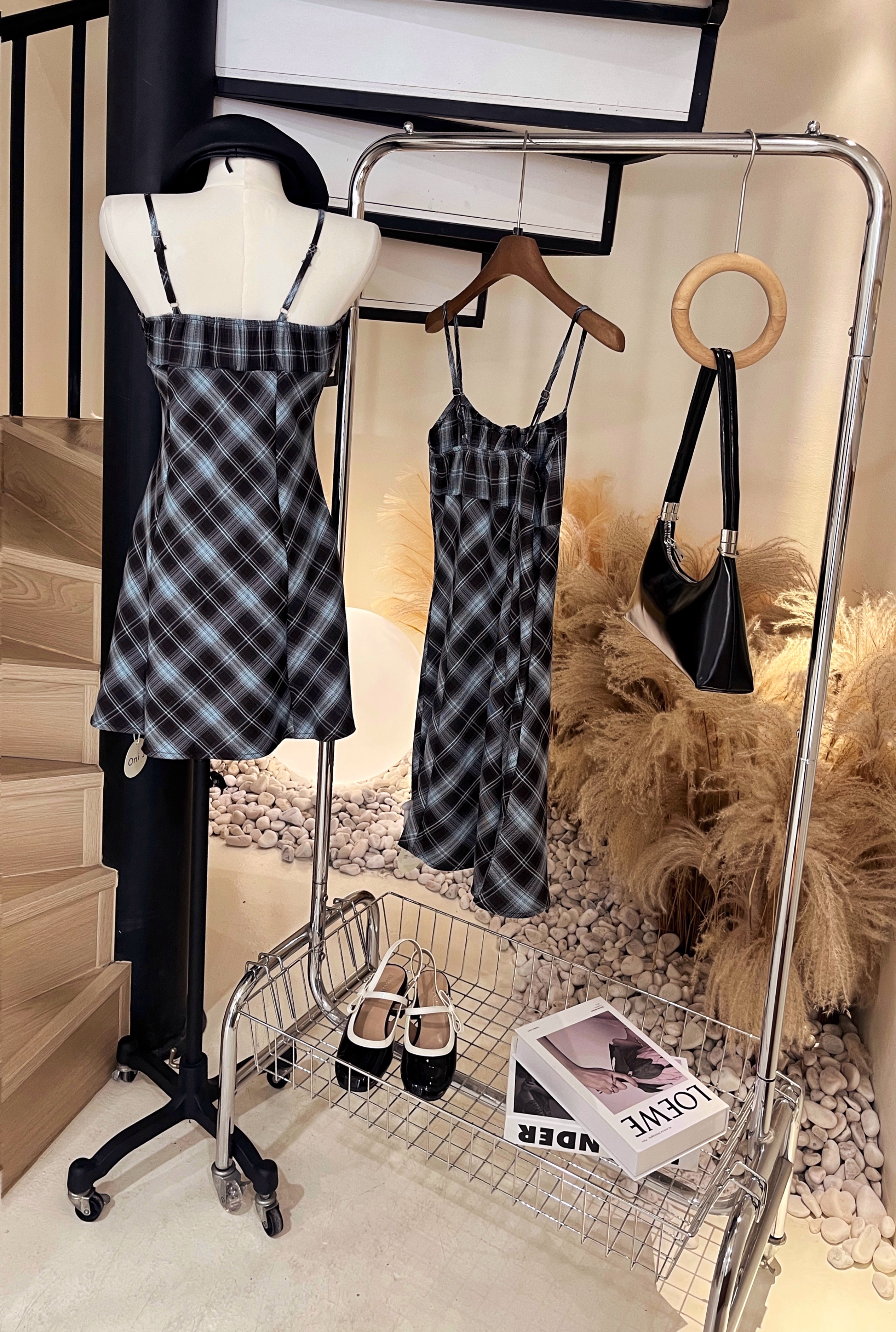 248052斜格纹连身裙