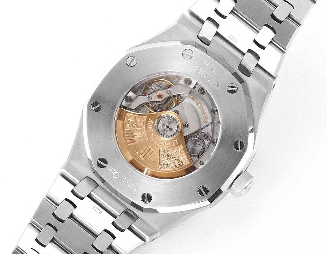 APS一体3120 最强"钢王"壳套特点 1、与原版一致:直径41毫米和厚度 9.8毫米 2、APS版的15400是市面上唯一能与原版各部件互换通用的版本，表壳所有结构位置和装配方式与原版一致 3、表壳表带细腻的拉丝且不会锋利的工艺更突显出APS一直对细节的一丝不苟 4、表带头粒连接表头处与正品一致的活动头粒设计 5、表扣的开关质感与各部位的雕刻工艺均与正品一致 6、APS版的15400兰色字面做工与颜色和正品放在一起几乎毫无色差 7、机芯方面完美复制原装3120机芯，真正的无卡度一体机芯，不再是9015加甲板