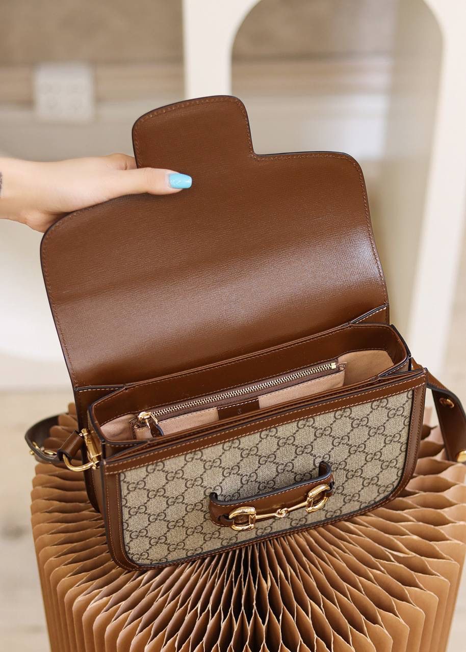 王牌产品𝐇𝐨𝐫𝐬𝐞𝐛𝐢𝐭 𝟭𝟵𝟱𝟱马鞍包正品皮🔥🔥 款号：602204 尺寸：25*18*8cm 小古家这只𝙂𝙪𝙘𝙘𝙞 𝙃𝙤𝙧𝙨𝙚𝙗𝙞𝙩 1955， 已经爆到人手一支的节奏，超级大爆款！ 被称为“真香系列”，标志性的马衔扣设计元素， 已经成为品牌耀眼的标志性元素之一， 同时配以可调节肩带，更加人性化设计！ 闭眼都要入的爆款单品！