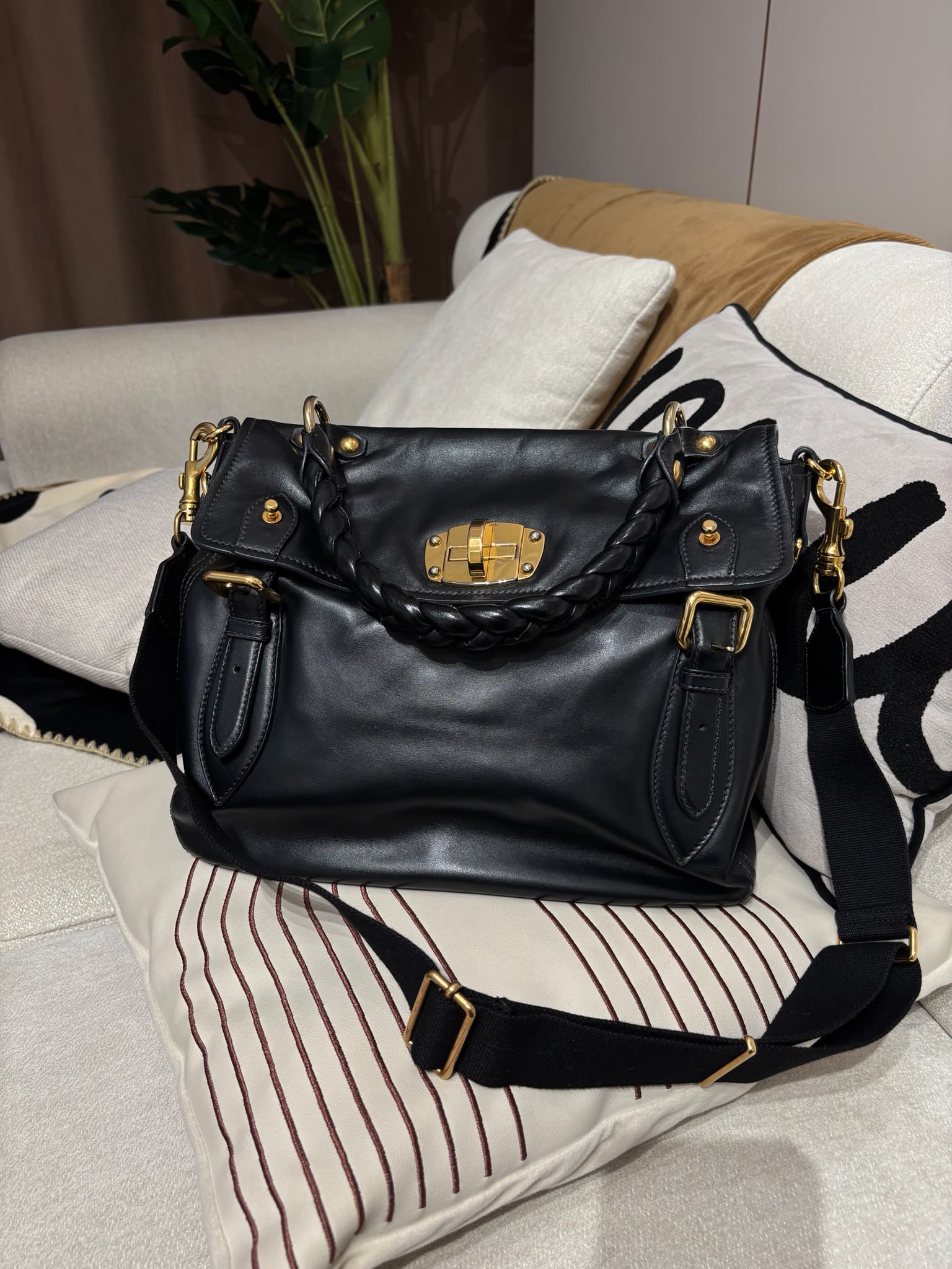 Miu miu calfskin 2way bag 黑金 100%Authentic, 95%new
