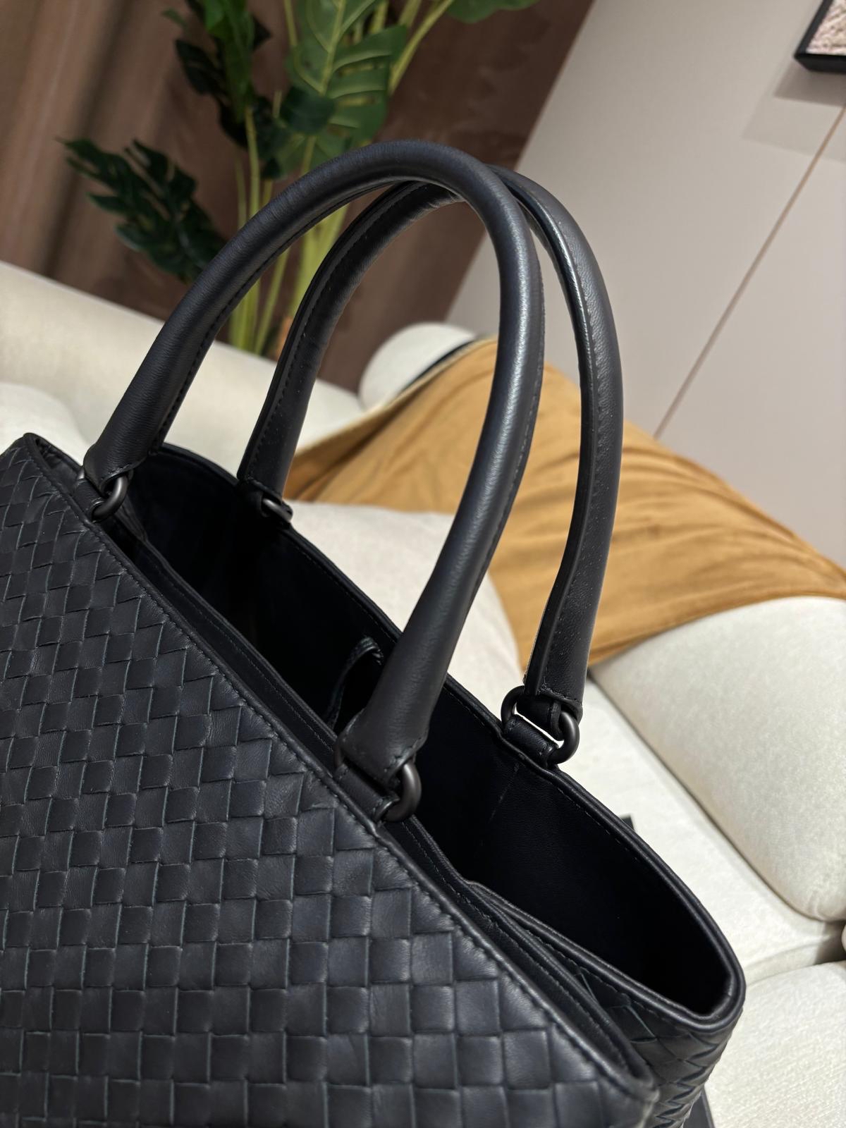 Bottega Venetia BV Shoulder Bag 100%Authentic, 98%New ✅Dust bag