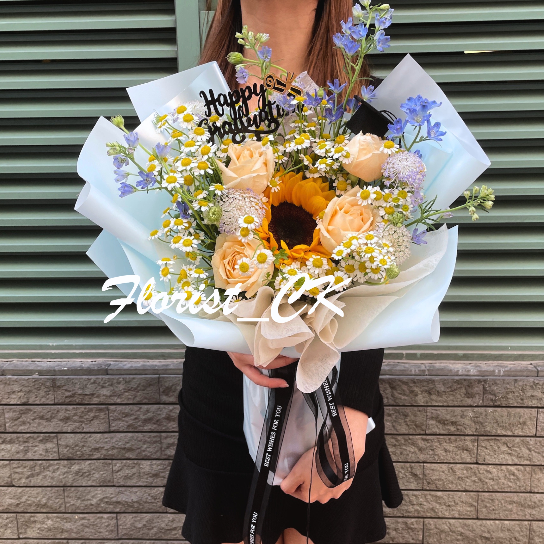 【2026 畢業鮮花推介】Golden Valor 淺藍花紙款｜向日葵玫瑰鮮花花束  (預訂款)