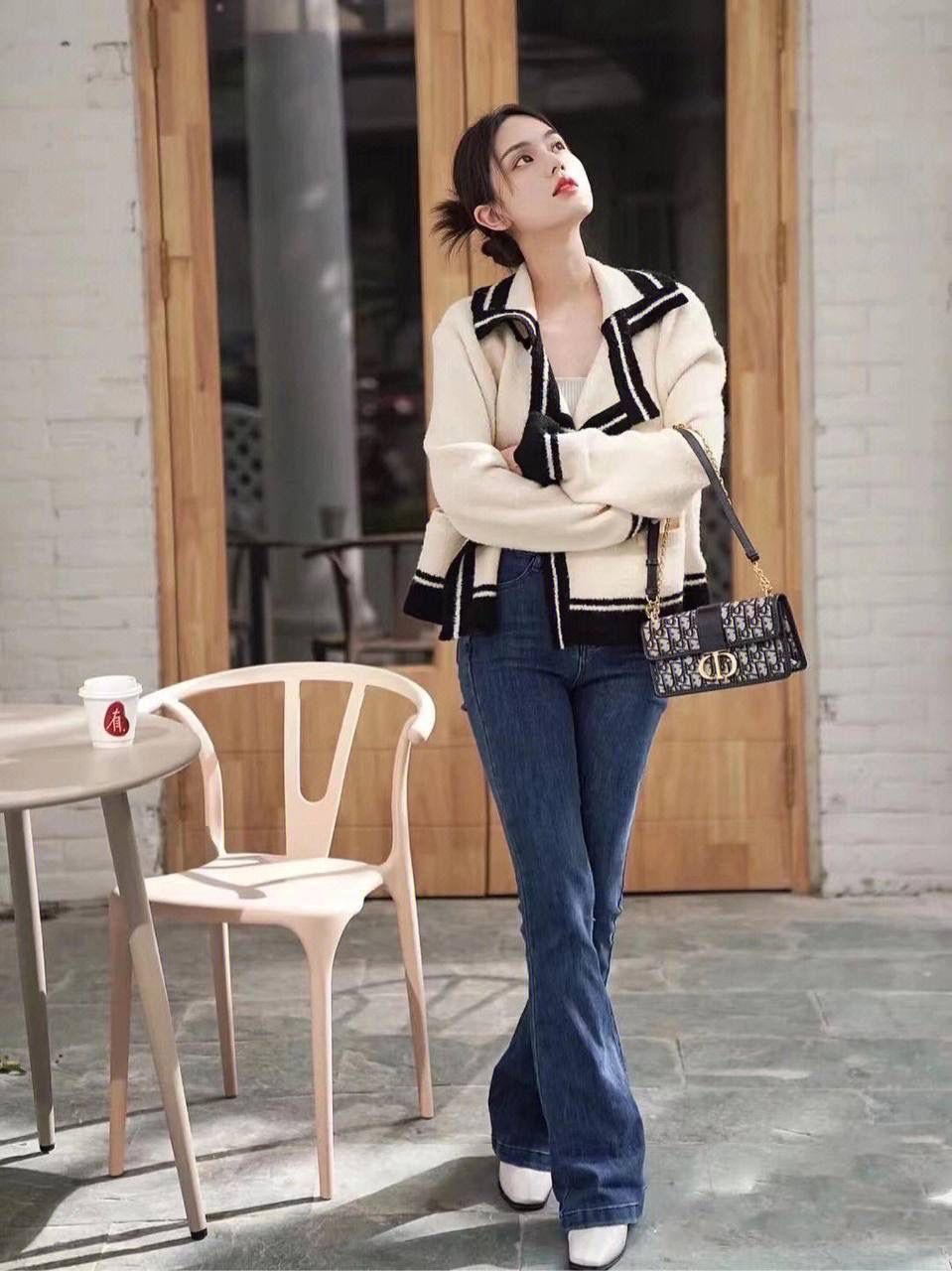 Elegant Canvas Shoulder Bag with Chain Strap