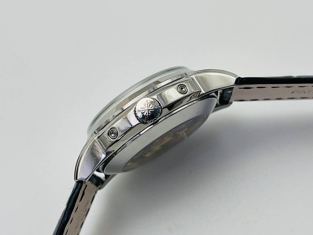 百达翡丽5320G-001超级复杂功能时计！ 1⃣️直径40毫米一体冲压成型的双层式精钢表壳，致敬了经典的设计语言奶油色的表盘营造复古氛围，表盘边缘刻印有密分秒数刻度，配金质阿拉伯数字及五分钟凸圆刻度字钉，更有立体感。时分指针以巴顿式设计为基础，配以尖长的针尖，这特色造型是呼应了 1950 年代 Ref. 1463 计时码表的指针。 2⃣️表盘6点位置是月相显示和日期分拨。所有的万年历标志都很好，一眼就能读懂。 3⃣️内里搭置了仿324 S Q 自动上链机芯，是 324 自动上条传奇机芯的精装版本。机芯夹板桥经倒角，边缘作细意打磨，主夹板饰以鱼鳞纹，而夹板则缀以日内瓦波纹，夹板表面有包金雕刻，螺丝凹槽经打磨和倒角，连钻孔亦同样经打磨处理。