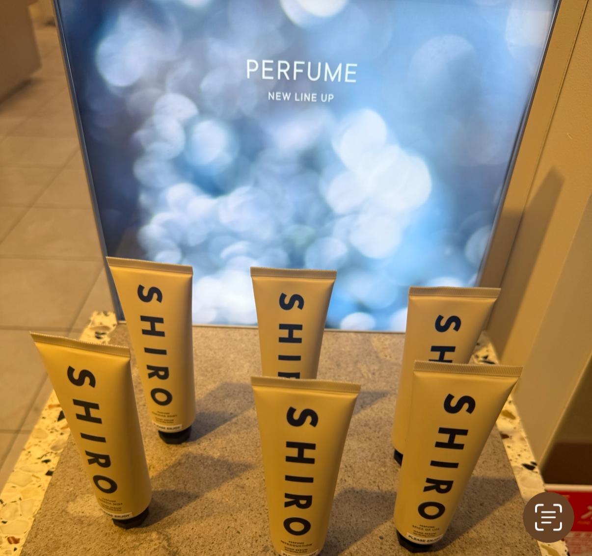 日本 SHIRO new香水系列護手美容液 配合了蘆薈和乳木果油舒展順滑的塗抹感讓人上癮的SHIRO PERFUME 的護手美容液。 比護手霜更柔軟，質地清新，包裹著手部肌膚，滋潤肌膚。 PARISIENNE FAVOURITE東方花香味 SMOKED LEATHER煙燻皮革 PARISIAN SHIRT 香橙檸檬味 INTRODUCTION茉莉豆蔻味 SPICE OF LIFE玫瑰味 FREESIA MIST蘋果味 香味也很講究，像煉製香水一樣可以盡情地享受香味的配合。