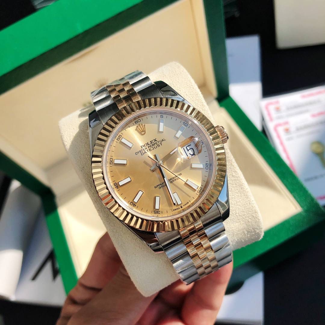 ROLEX- 劳力士日志型！男款41mm完美尺寸。女款36mm尺寸。 表链采用黄金钢材质，极其坚固耐用，金属拉丝设计彰显出强烈的金属质感！人体工学设计的表耳和表带配合完美的融为一体，佩戴起来真的很舒适✨⌚️