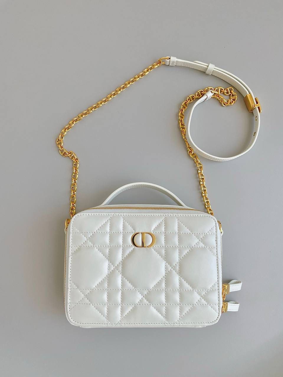 🈶白金 𝗗𝗶𝗼𝗿 𝗰𝗮𝗿𝗼手提相机包，全皮款 推荐给所有小包爱好者，超级呆萌 方方正正的箱形，软糯糯的小牛皮 简单不花哨，可拆卸肩带➕手提带两用 手提真的非常非常好看，多了丝小女人的娇羞感 高级又不失复古，冬天配大衣绝了 18×5×13cm，#7301m