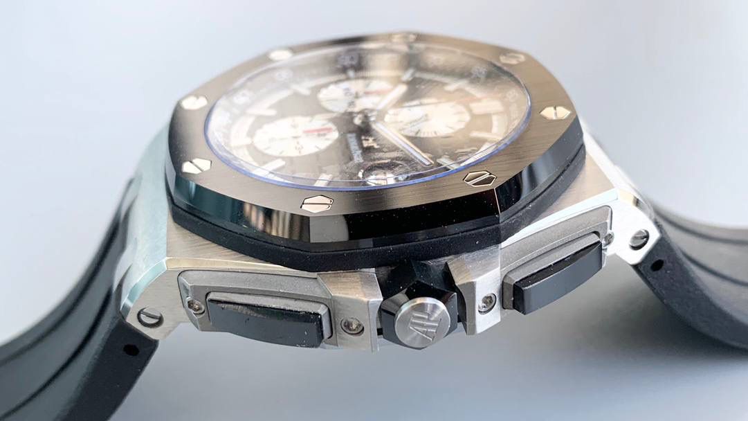 表盘以爱彼经典的大格纹为背景，一个个层次分明的方格排列，经过完美的打磨，将尽善尽美体现得淋漓尽致。三点位的日历表盘，在蓝宝石玻璃凹透镜的作用下，TPE扩大效果与原版一般无二。每一根大小表针，无论从各个角度来看都没有出现毛刺现象，这一点解决了大部分强迫症表友一直存在的烦恼！刻度与表针中间部位都采用瑞士进口夜光粉，每一个个体都做到手工填充，均匀饱满度是机器填充远远比拟不了的，亮度与发光颜色与原版几乎一致！机芯方面采用7750改3126的计时机芯，十二位的小秒，六点位和九点位的12小时计时与30分钟计时，完美的还原了原版的所有功能，经过JJF团队的精密打磨，大大提升了7750基础机芯的稳定性，缓解了一直以来计时机芯款式空有其表的尴尬现象！做到无可挑剔，堪称天花板级别，欢迎广大表友品鉴！