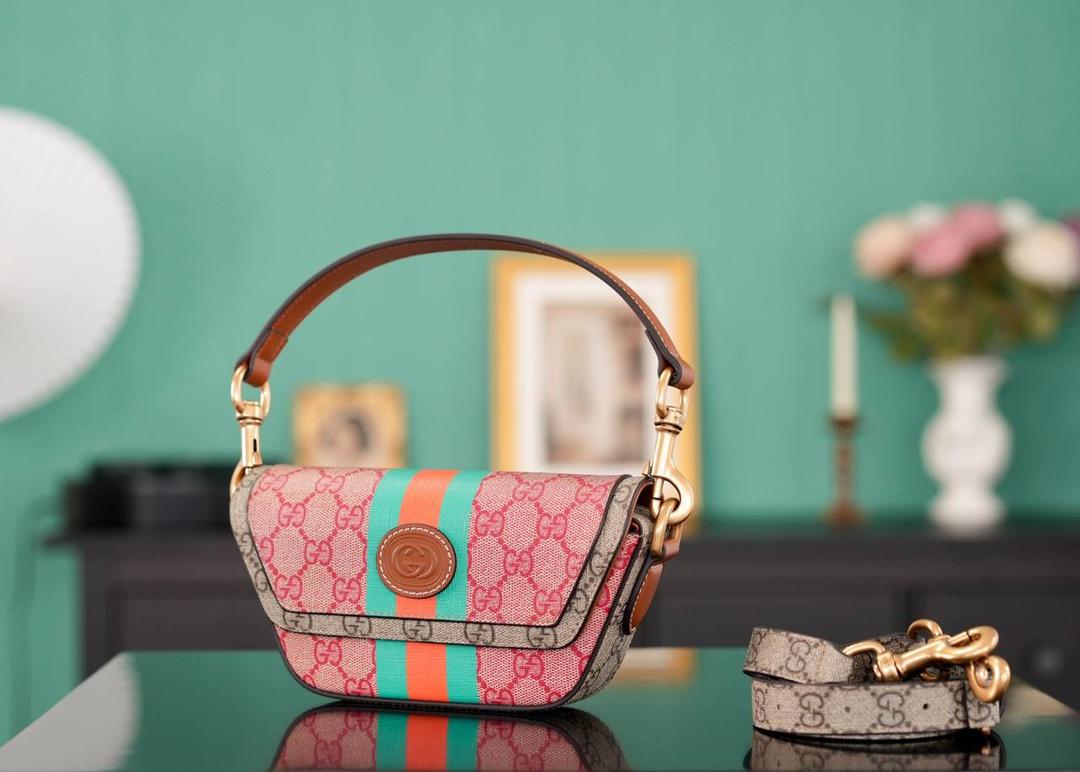 🥯新年系列GG迷你手提包 正品售价,400 GG中国新年系列烂漫色彩尽情盛放，鲜艳缤纷活泼的色彩彰显春日热情， 简约的梯形设计，丰富的色彩搭配，可轻松驾驭不同造型～ 官方款号 723762 尺寸：13-18（最宽处）x 10x 4.5cm