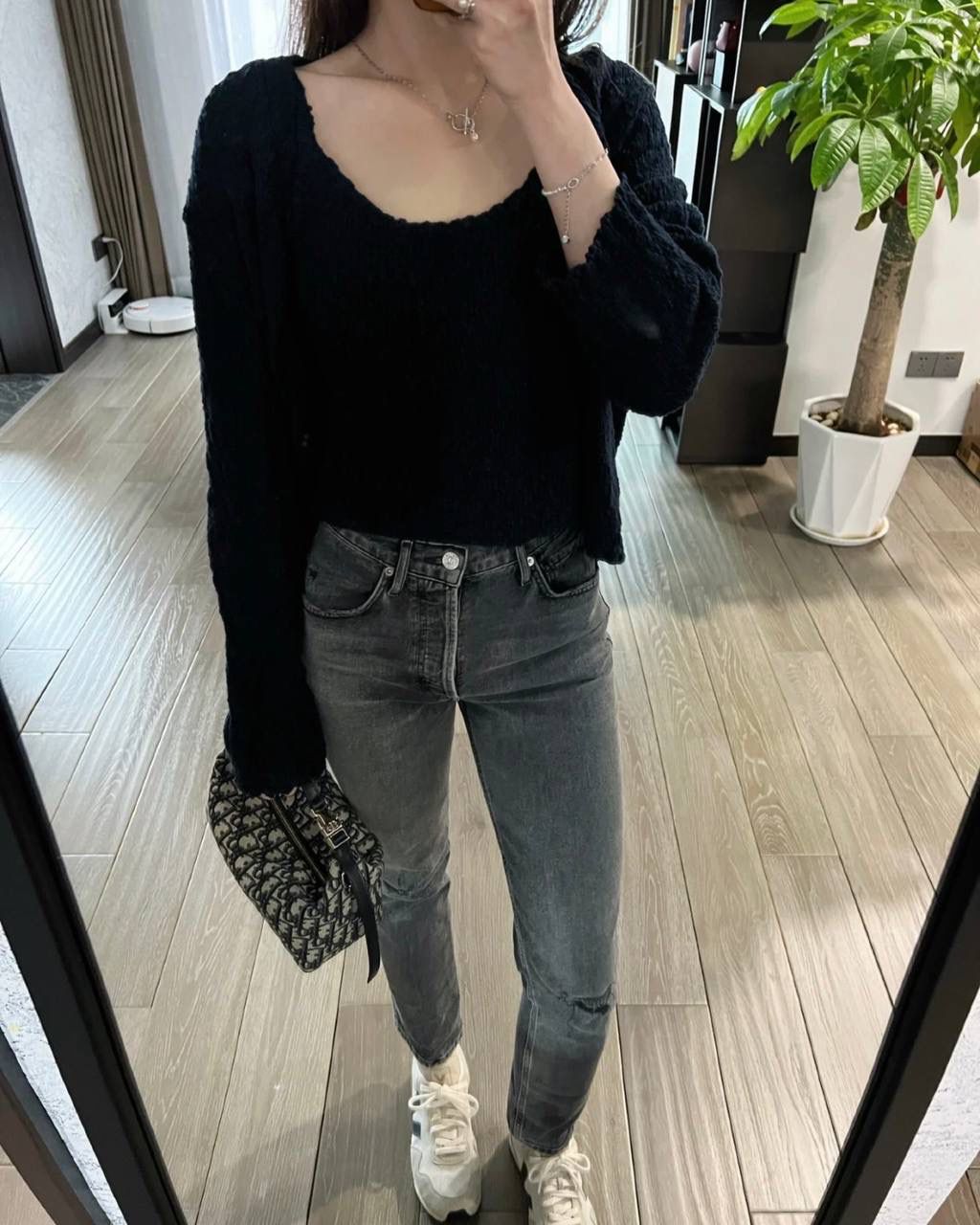 🈶老花蓝中号（配肩带） 𝗗𝗜𝗢𝗥 𝗡𝗼𝗺𝗮𝗱手提包/饭盒包🍱 又一重磅推荐了！近几年的饭盒包大火！ 各个品牌都有推出过，简直谁用谁可爱啊 复古老花帆布材质，随意揉捏不变形 日常通勤，出差当化妆包也是非常可以 我更爱它的金属插扣太高级，绝杀细节控 22×13×9.5cm #6801m