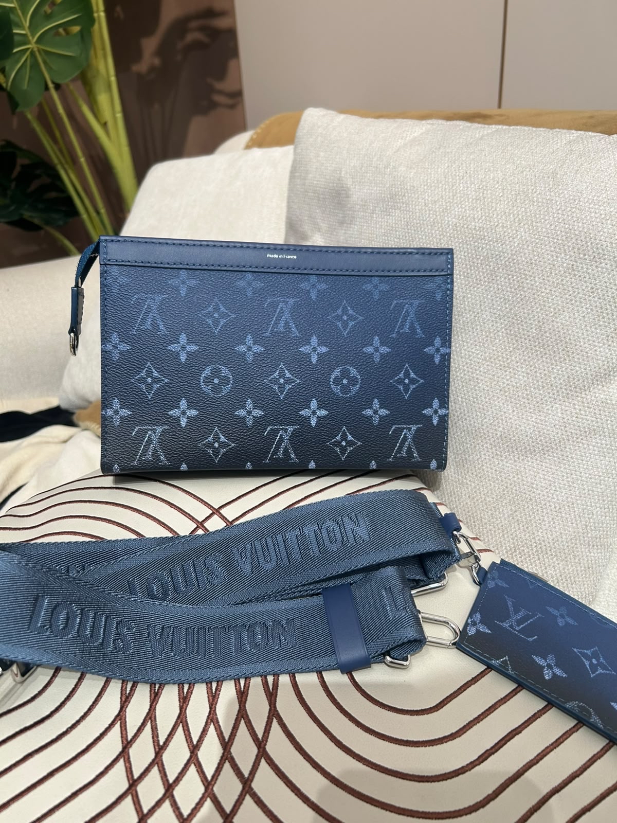 Louis Vuitton Gaston Wearable Wallet LV 漸層藍色 M11544 100%Authentic ,unused  ✅塵袋✅strap✅box