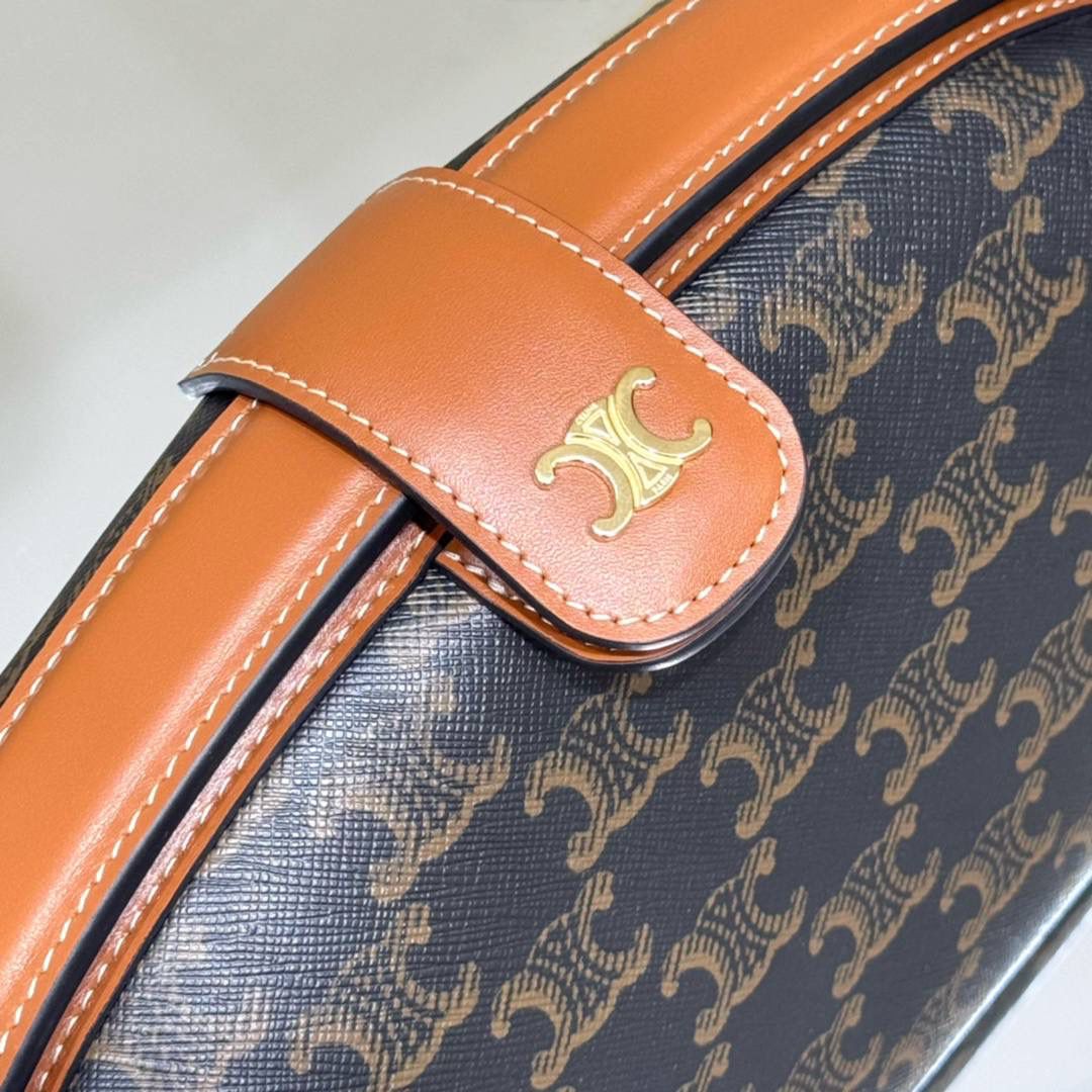 🔥大货实拍图 𝗖𝗘𝗟𝗜𝗡𝗘 ♥️ 𝗧𝗥𝗜𝗢𝗠𝗣𝗛𝗘手拿包 型号：100772 尺寸：24*8.5*15cm CELINE老花系列又新晋一款手包，容量很足够，试过手抓起来不会扁扁塌塌的感觉💫