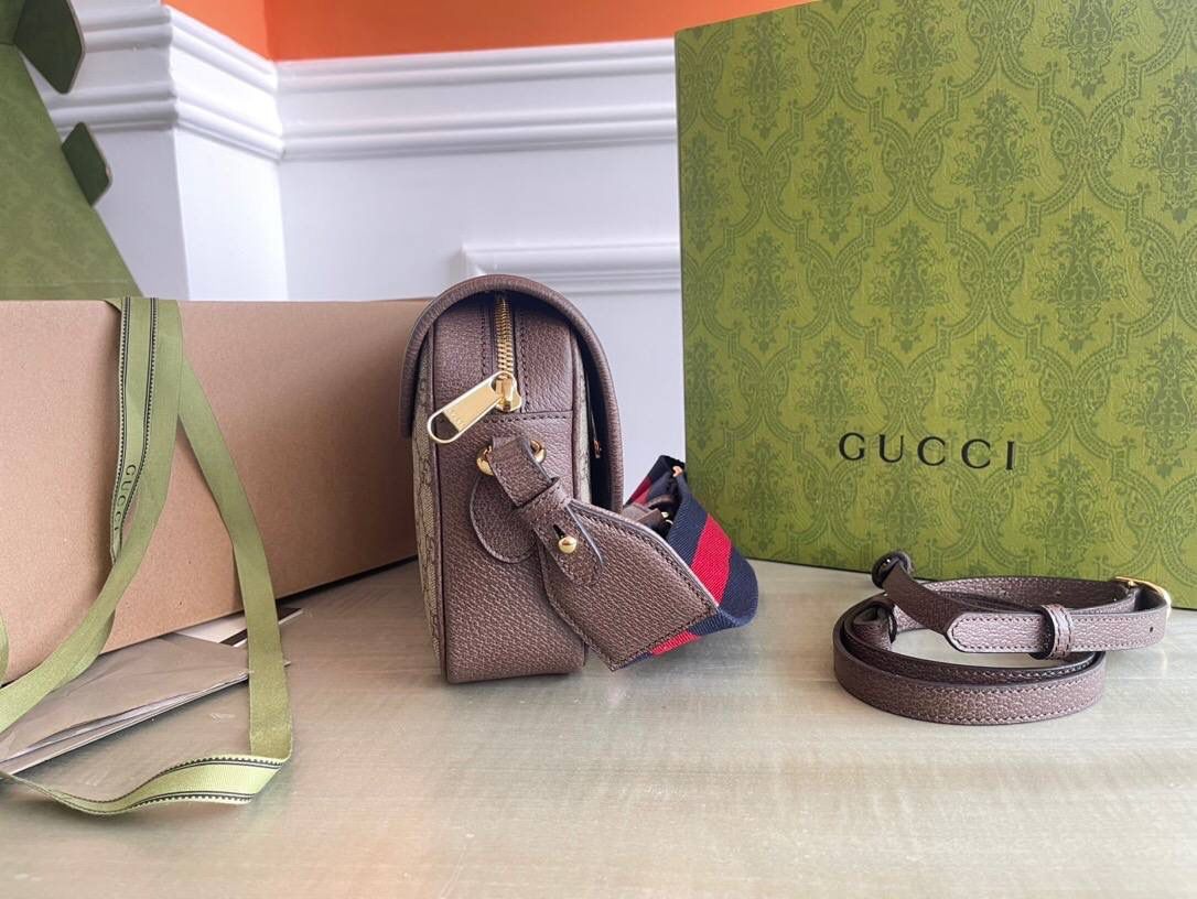 独家特级正品 🔥 ophidia系列 型号：722117 尺寸：23*17*7具一格的全新方式焕新演绎。金属孔眼和铆钉设计不仅是对传统造型的诠释，更不禁让人想起朋克风格，令典藏款型呈现别具一格的魅力风尚。这款小号肩带包采用品牌标志性的米色和乌木色传统配色gg supreme帆布制成，塑就俏皮的对比感🎀🤟🏻