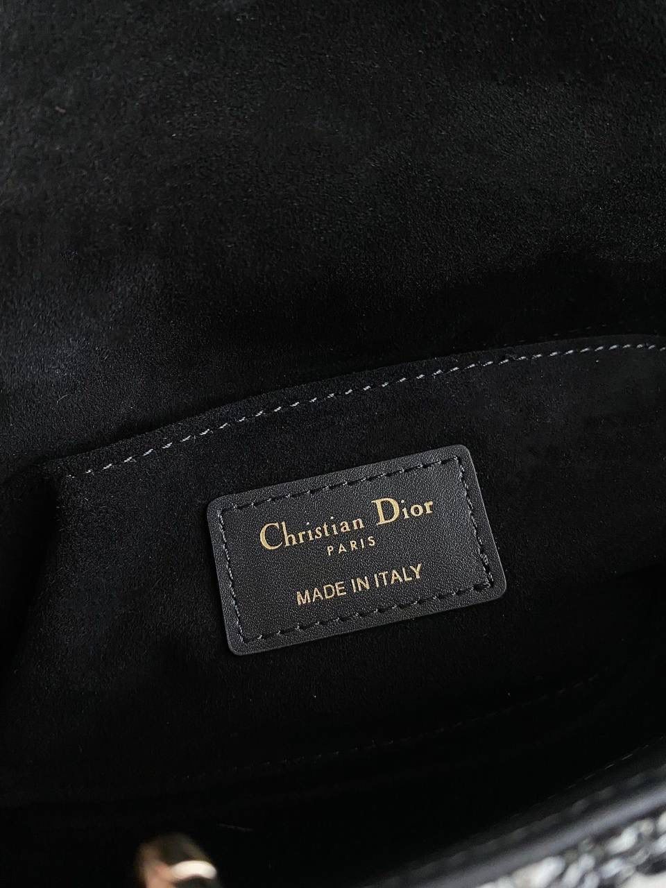 粗花呢中号🖤 𝗗𝗶𝗼𝗿 𝗗-𝗝𝗼𝘆 𝗯𝗮𝗴横款，新材质 去年12月入的原版开发面料 历经万苦反复调试好多遍，终于等到 工序繁琐多股线绣黑白粗花呢藤格纹理 真是一分钱一分货了，高成本低利润 带着十分的诚意开发的这系列 那种低调高贵气质就很抓人，喜欢死了 我个人觉得比小香的花呢更年轻化 时尚果然就是轮回，回归了一把中古戴妃 长方包形，短链条➕细长肩带直接封神！！ 复古时髦感超强，真是什么场合都可以把住 绝对是lady中的天花板了，强势出圈啦姐妹们🤩 26×13.5×5cm