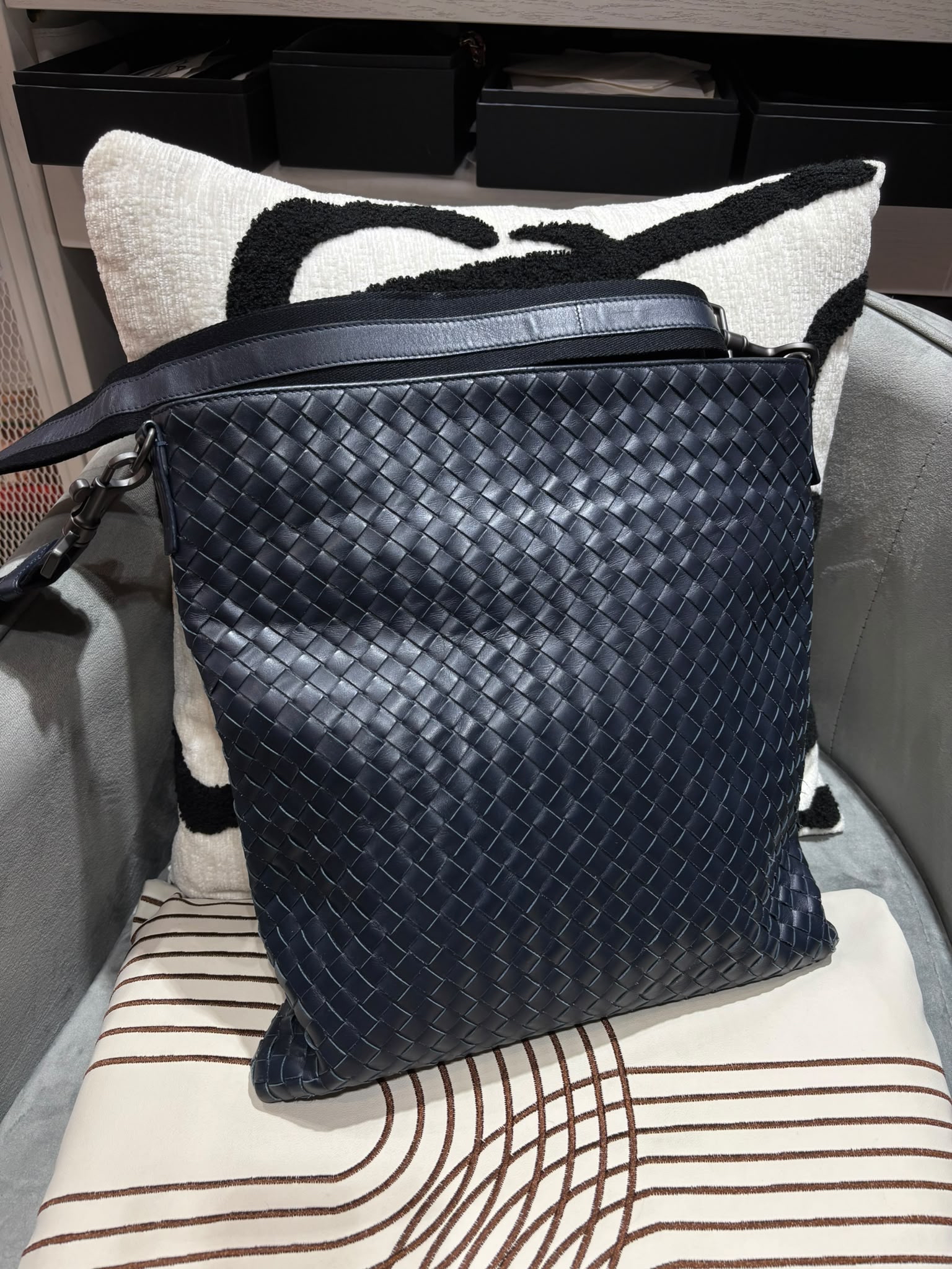 Bottega Veneta BV Intrecciato shoulder bag Navy 100%Authentic, 95%New 