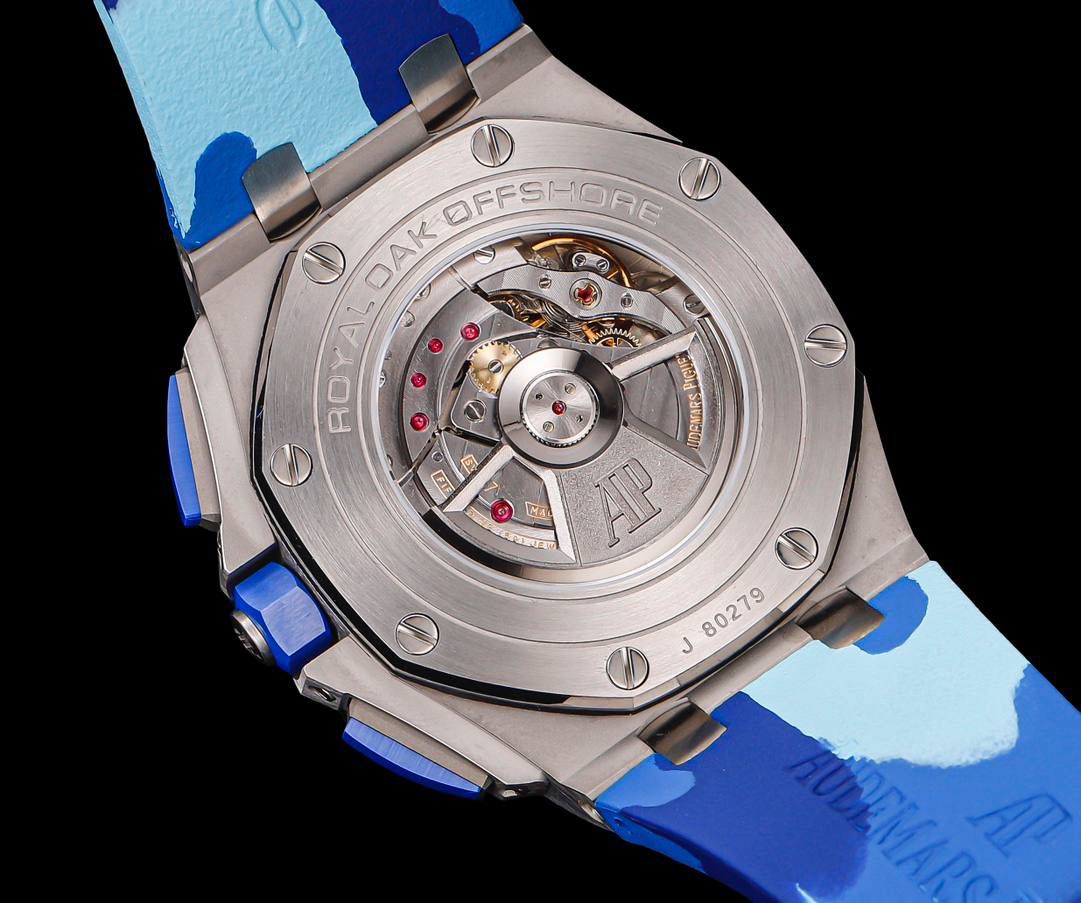 🚀皇家橡树离岸型26400/26238/26470系列正式登场！款式最全，做工最好的爱彼计时款腕表来了，有做工好的顶级货😍💯廉价的小厂货就别去考虑了！ 1，机芯采用12位小秒的定制版3126计时机芯，完美还原原版所有功能。经过精密打磨，大大加强了其稳定性。 2，其中碳纤维系列表壳采用全新碳纤维复合材料——「Carbon TPT® B.4」打造，这种高科技材料比常规 Carbon TPT® 密度提高4%，纤维硬度提升15%，树脂强度提升30%，材料结构经过各项异性优化，保持轻盈同时无比坚韧，提供迄今最强的抗冲击性能。 3，字面颜色均采用目前最先进电镀技术，非几年前的简单喷漆技术。每一个巧克力格纹装饰，通过CNC级别打磨，无限接近原版。 4，同步原版搭载微微活动头粒，胶带采用进口氟橡胶材质，皮带采用美洲鳄鱼皮材质，更加耐磨耐造。
