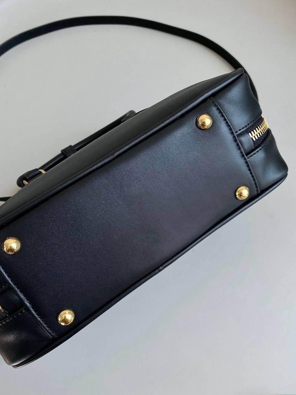 🈶黑色大号，旧版 𝗠𝗶𝘂𝗠𝗶𝘂保龄球，大爆款 这只太火了！贯穿了我所有的OOTD 又乖又奶又酷简直要焊在身上的程度！ 想要一只包搭子，必须得是你啊！！ 拎着它出现，姐妹绝对夸你很会买 是反复心动的小情包啊，时髦感爆表了 手拎斜挎都可以，大小号日常都刚好 霸占了整个时尚圈的当红辣子鸡 真的不够卖不够卖啊啊啊 27×12×9cm，#F0011m