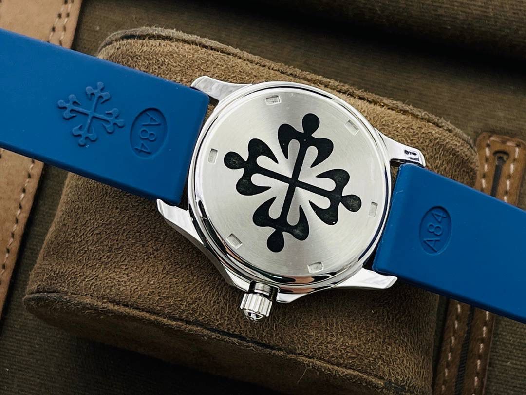 最强版本来袭 百达.翡丽AQUANAUT女装款石英系列，打造市面最佳副本，带来全网最佳体验，英姿飒爽，典藏奢华！欢迎女神品鉴！ 1⃣️【表壳】 1.腕表尺寸35.6 毫米X 9.5毫米！圆润的八角形表壳与原装一致，保持着复古的造型和精湛的做工。 2.旋入式把头设计和实心底盖结构吻合与原版。 3.表圈镶嵌46颗顶级施华洛世奇水晶（1克拉）表壳镶嵌88颗顶级施华洛世奇水晶（1.91克拉） 2⃣️【精彩细节】 1.采用与原装一致的天然复合橡胶（Tropical）材质，经久耐磨，可抵抗海水侵蚀和紫外线辐射。 2.完美克隆Aquanaut经典式折叠式表扣，即使在非常细小的拐角处上也做有倒角润饰，确保还原正品般的舒适感。