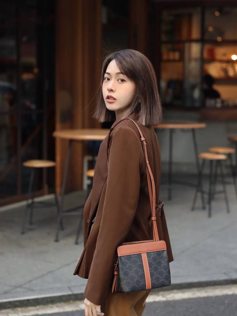 🔥大货实拍图 𝗖𝗘𝗟𝗜𝗡𝗘 ♥ 𝗧𝗘𝗘𝗡 𝗖𝗔𝗕𝗔𝗦 𝗗𝗘 𝗙𝗥𝗔𝗡𝗖𝗘 型号：191992 尺寸：19*16*11cm 放着平平无奇，背上身效果特别不错！也很好搭衣服，休闲或是正装背她都好看的呢