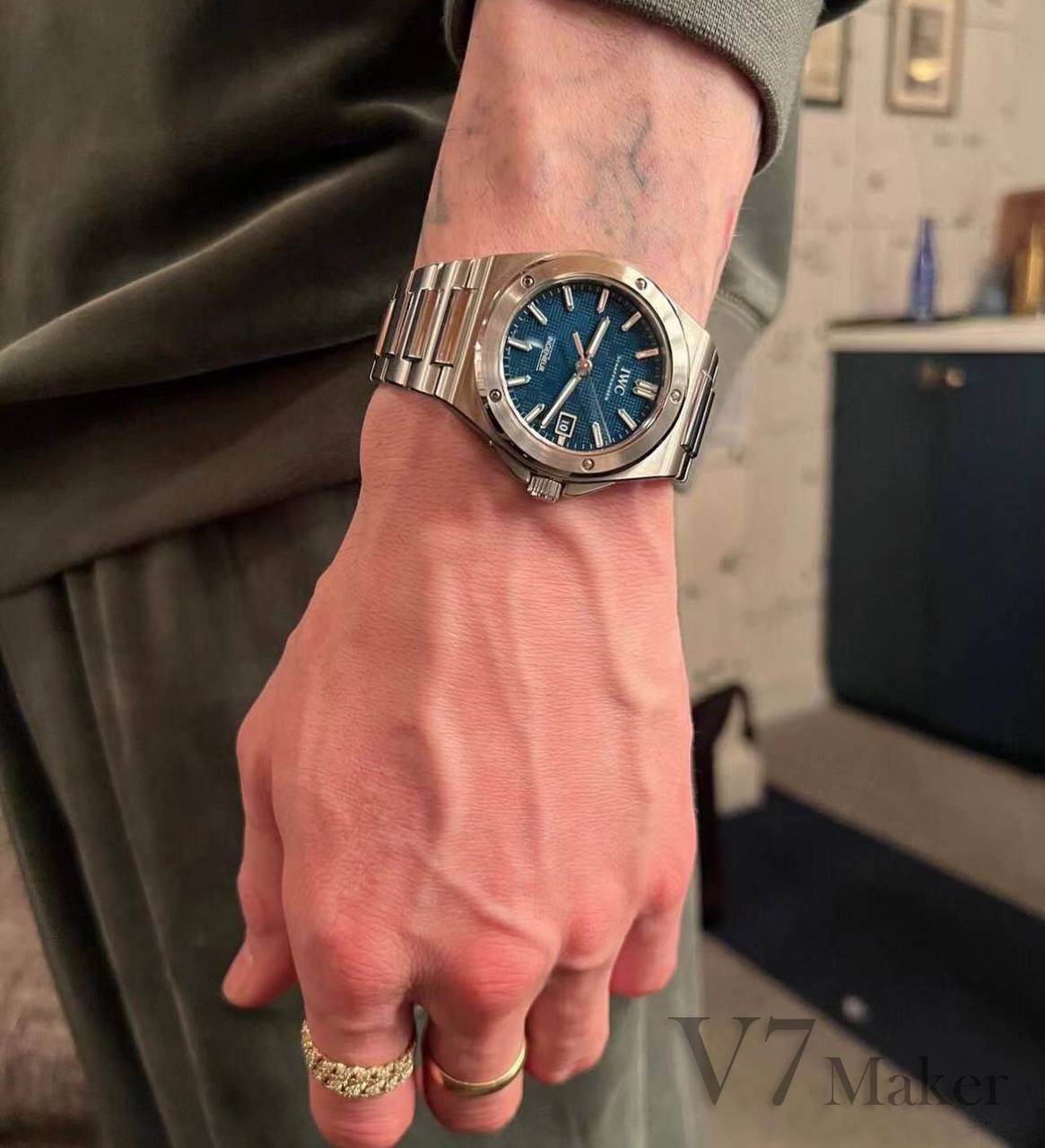 全新原装钢带开模，所有结构同步原装，其材料，做工，佩戴感100%同步原装。 V7厂仍采用进口瑞士全新SW300机芯，性能同样出色，精准恒久，无返修烦恼！V7亦同时提供亲民版的海鸥2892稳定版供选，其外观细节均与瑞士版本一样。