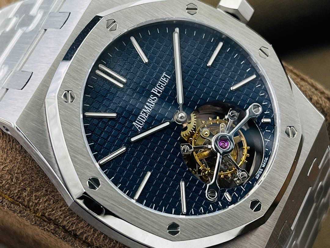 爱彼A P皇家橡树陀飞轮精品腕表 升级细节🔥 1⃣️独家订制Cal.2924机芯，动力储存68小时！ 2⃣️腕表依旧保留的八角形表圈、标志性的六角形螺丝以及经典表带！ 3⃣️皇家橡树系列超薄陀飞轮腕表在经典的“Tapsisserie”格纹上进行再度创新，形成了新的格纹“Tapisserie Evolutive”！熟悉又陌生的表盘格纹装饰带来全新观感，成为这款腕表的点睛之笔。 4⃣️表壳直径为41毫米，厚度为11.2毫米！